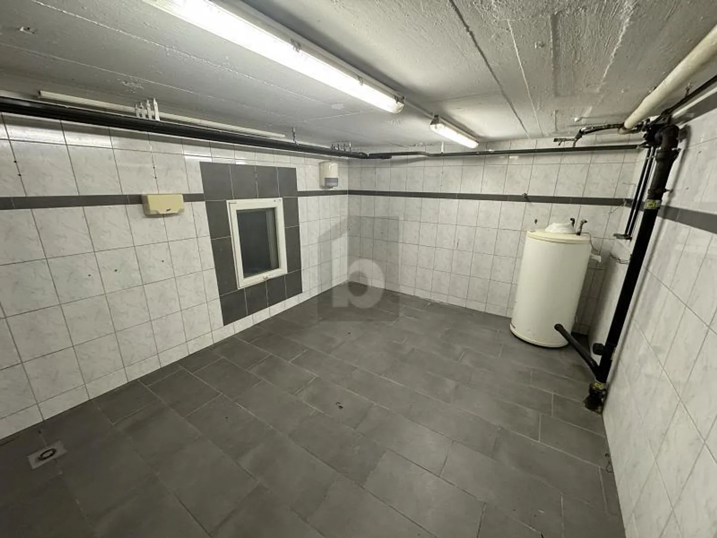 IN A PRIME LOCATION WITH A LARGE SHOWCASE - Photo 5 of 6