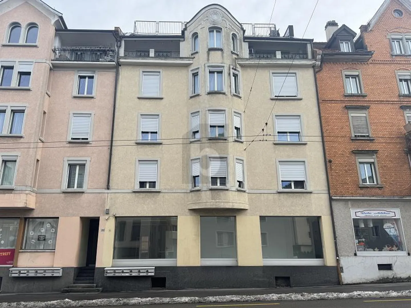 IN A PRIME LOCATION WITH A LARGE SHOWCASE - Photo 1 of 6