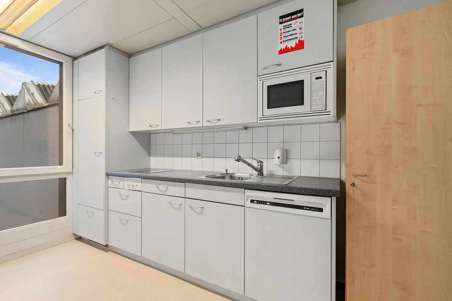 Your business premises in a central location - Photo 2 of 6