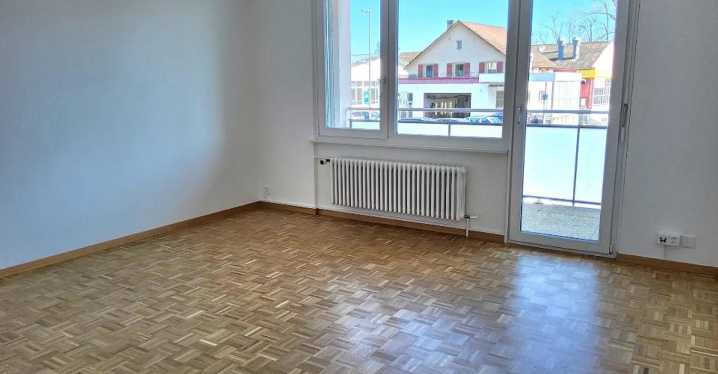 Charming 3.5-room apartment renovated in 2025 – Close to the lake - Photo 2 of 9