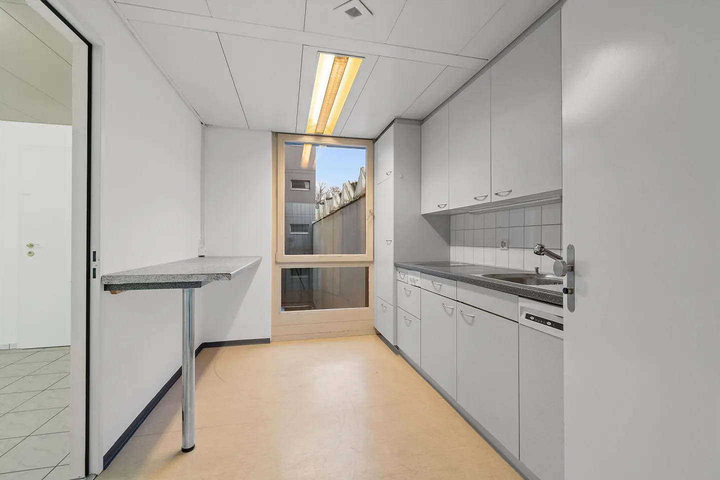 Your business premises in a central location - Photo 3 of 6