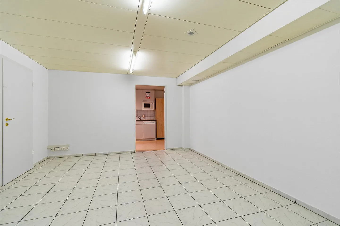 Your business premises in a central location - Photo 4 of 6