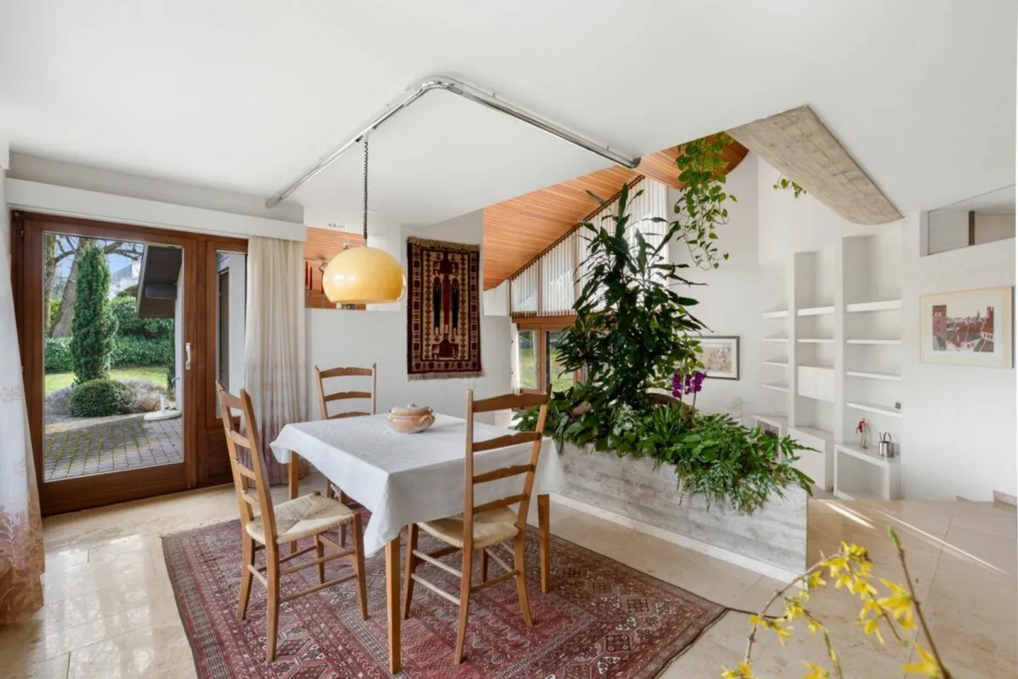 Detached villa on spacious property - Photo 3 of 19