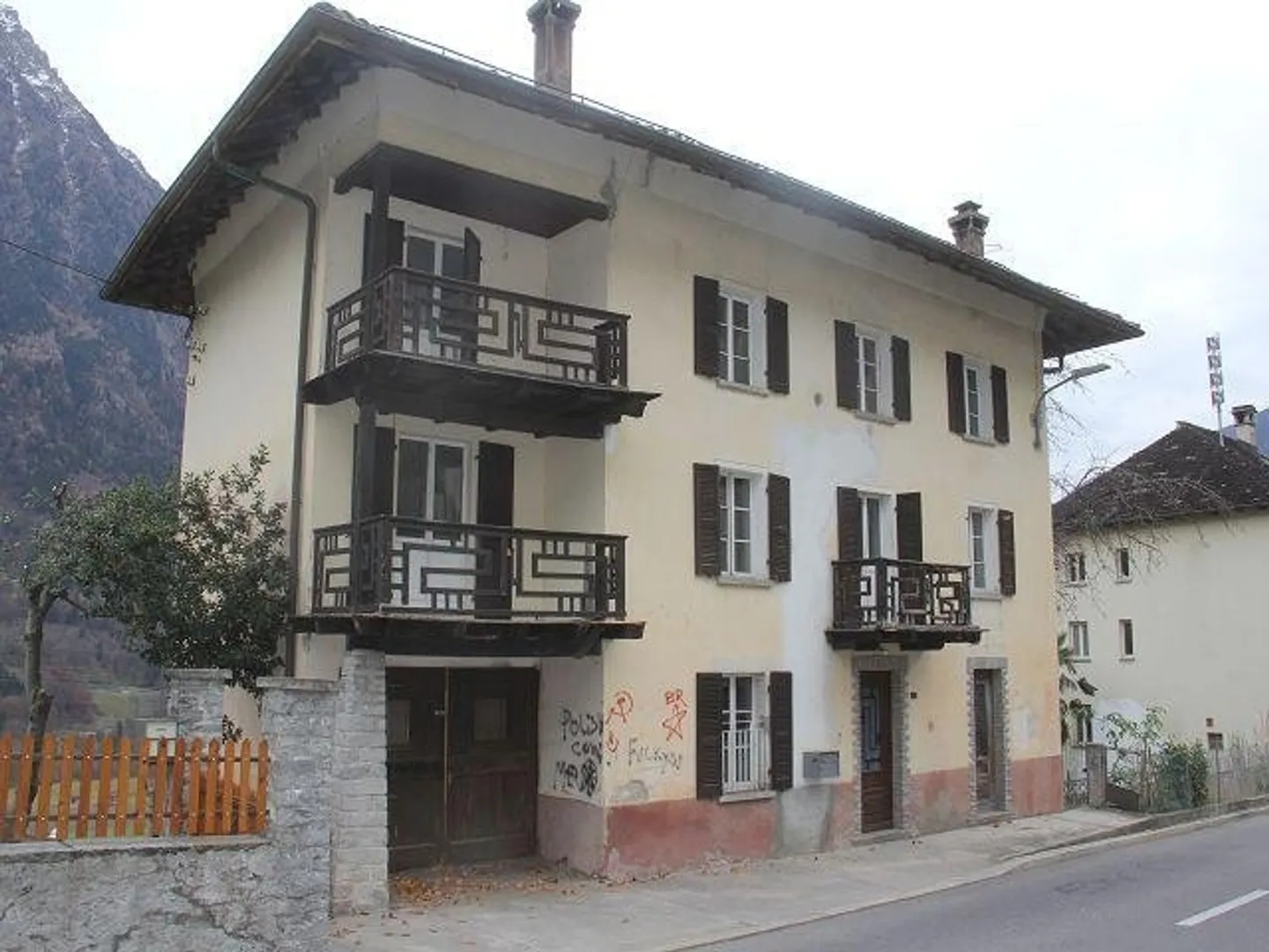 «grosses Dorfhaus mit Garten / grande casa nel nucleo con giardino» - Foto 2 di 25
