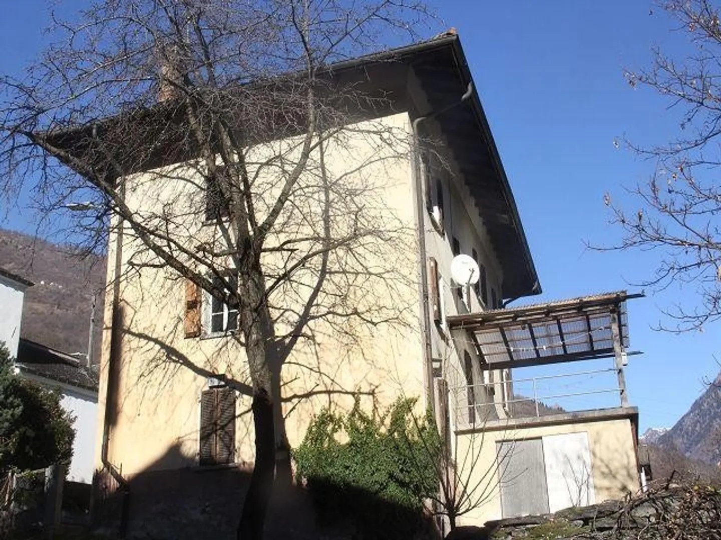 «grosses Dorfhaus mit Garten / grande casa nel nucleo con giardino» - Foto 3 di 25