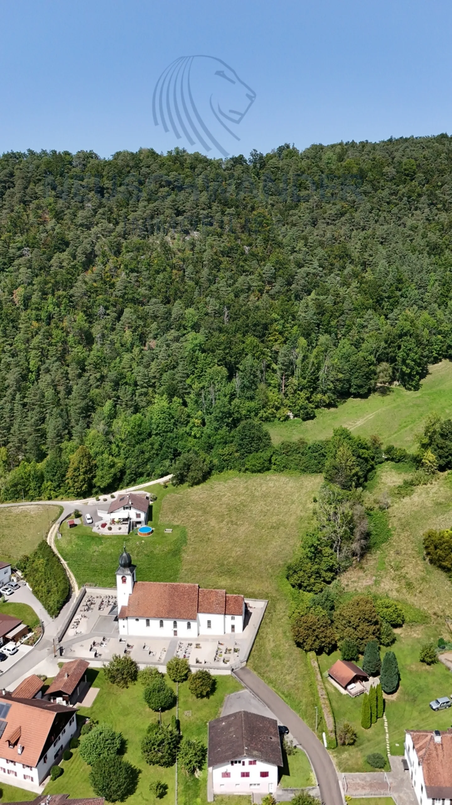 Terreno edificabile idealmente situato ai margini del villaggio con tranquillità assicurata - Foto 2 di 5