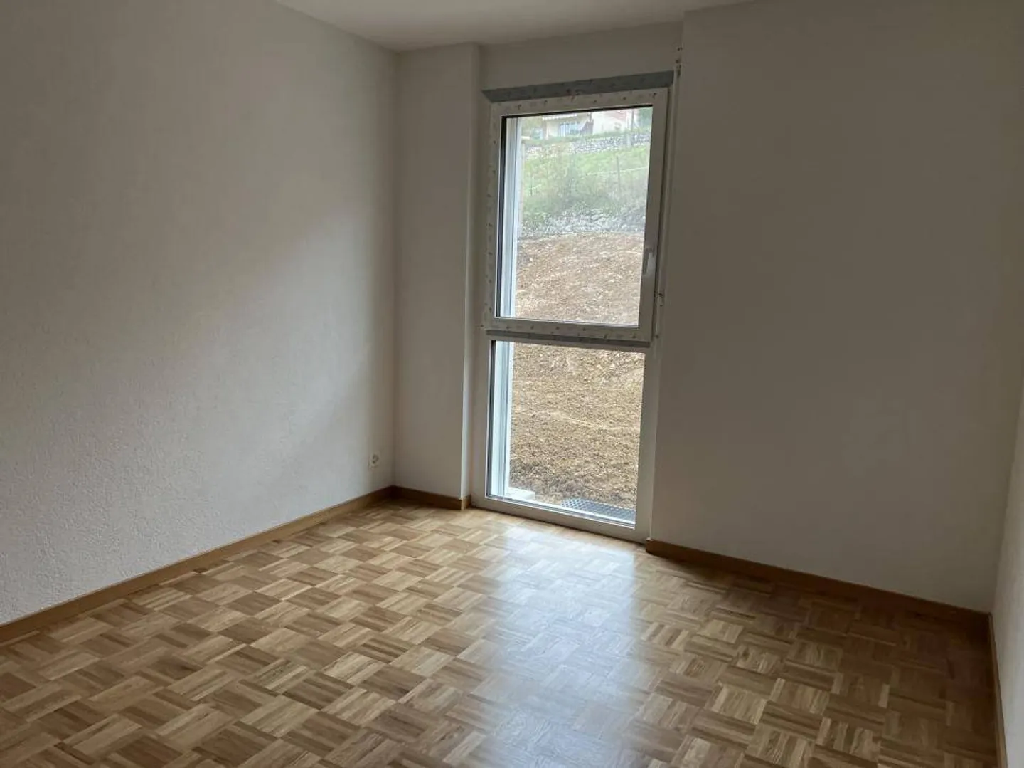Magnifique appartement neuf de 4½ au rez supérieur avec balcon et vue dégagée - Photo 4 sur 12