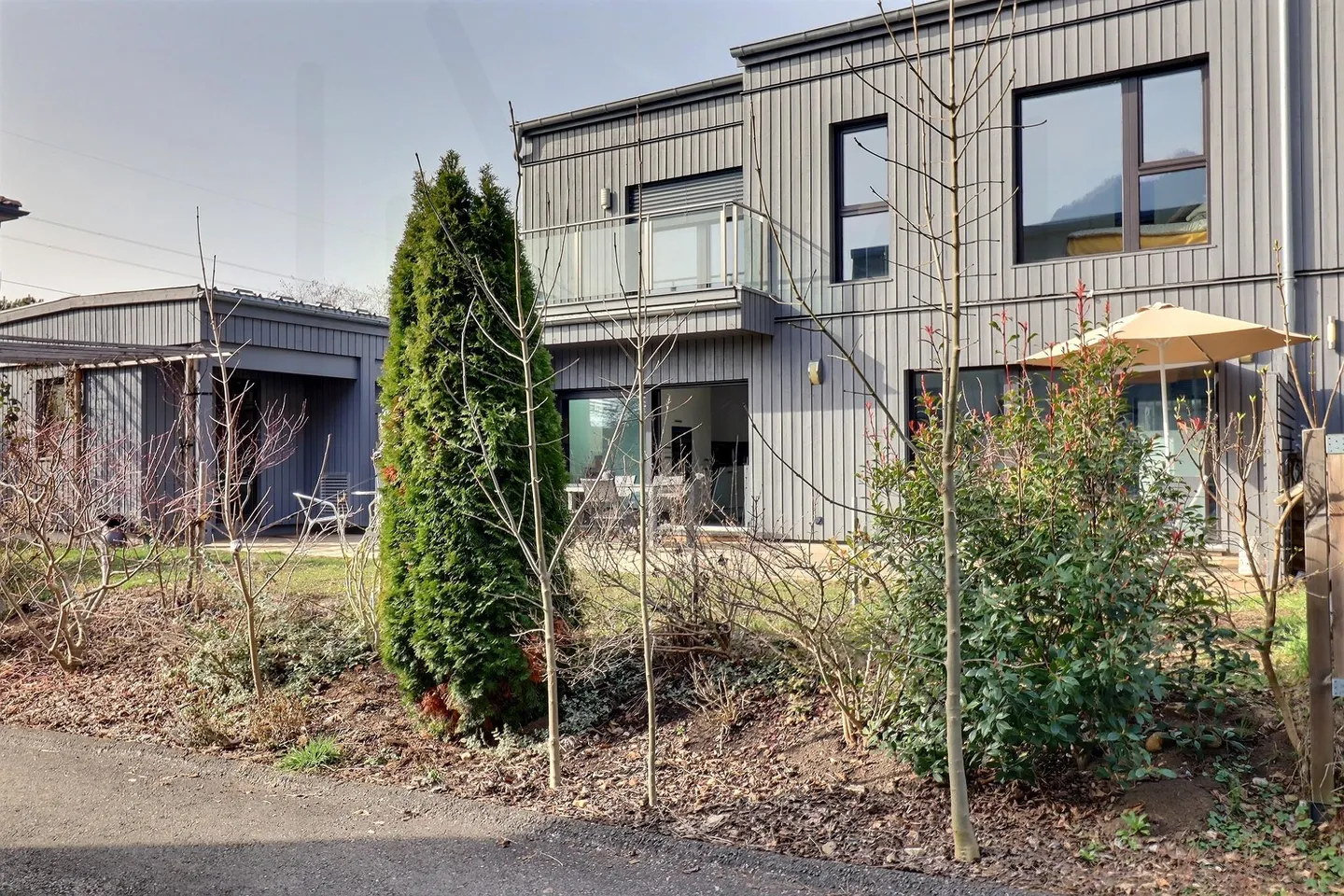 House with 5.5 rooms offering spacious areas and plenty of storage space - Photo 1 of 13