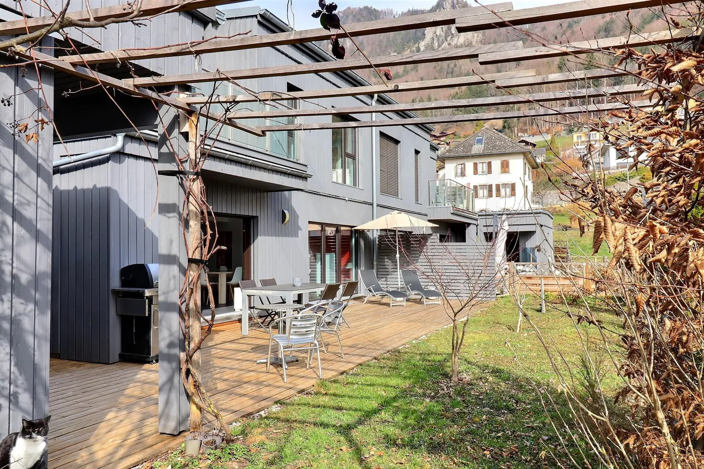 House with 5.5 rooms offering spacious areas and plenty of storage space - Photo 2 of 13