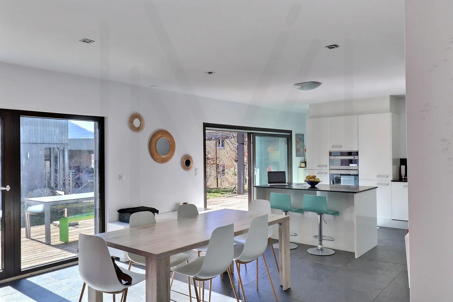 House with 5.5 rooms offering spacious areas and plenty of storage space - Photo 4 of 13