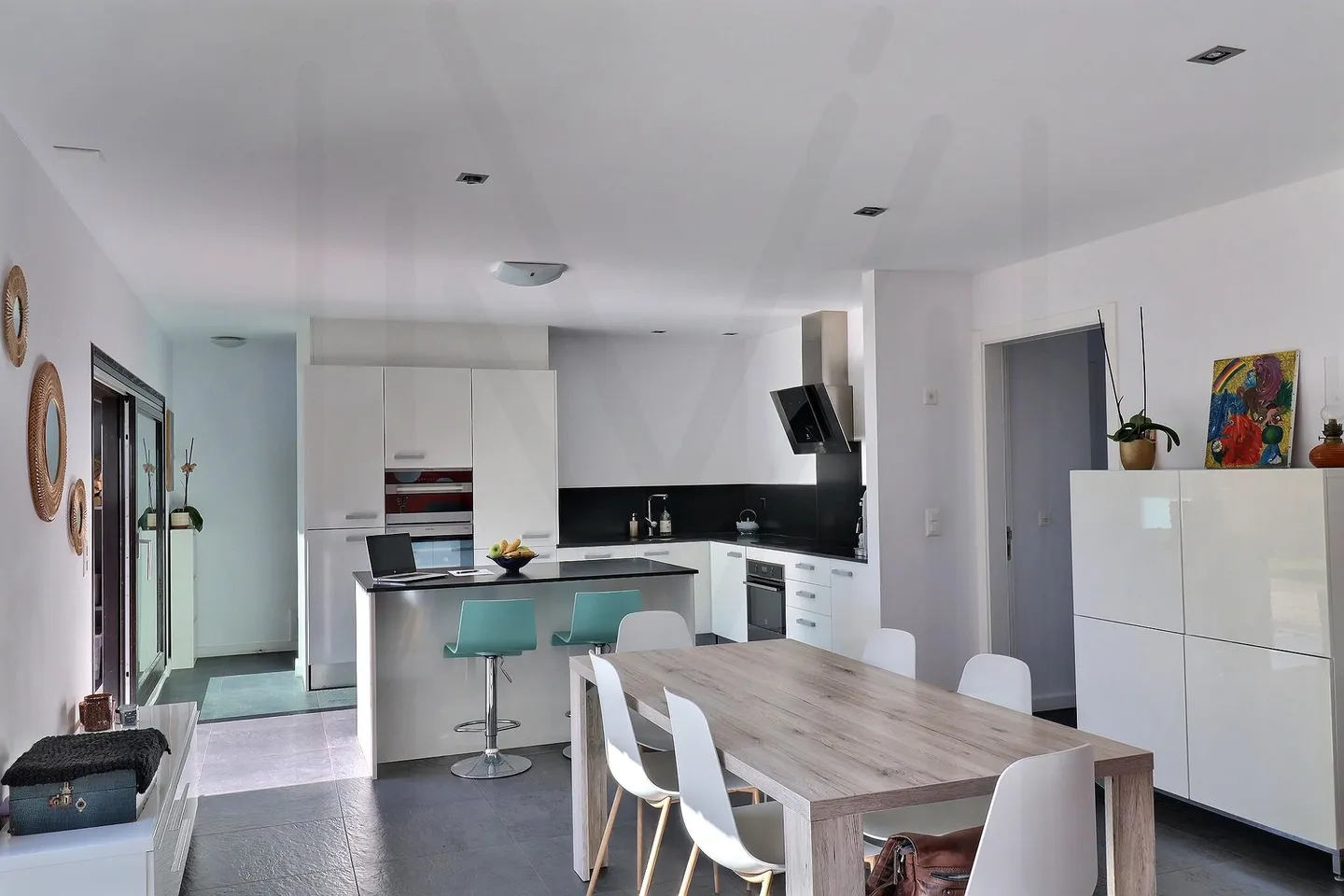 House with 5.5 rooms offering spacious areas and plenty of storage space - Photo 5 of 13