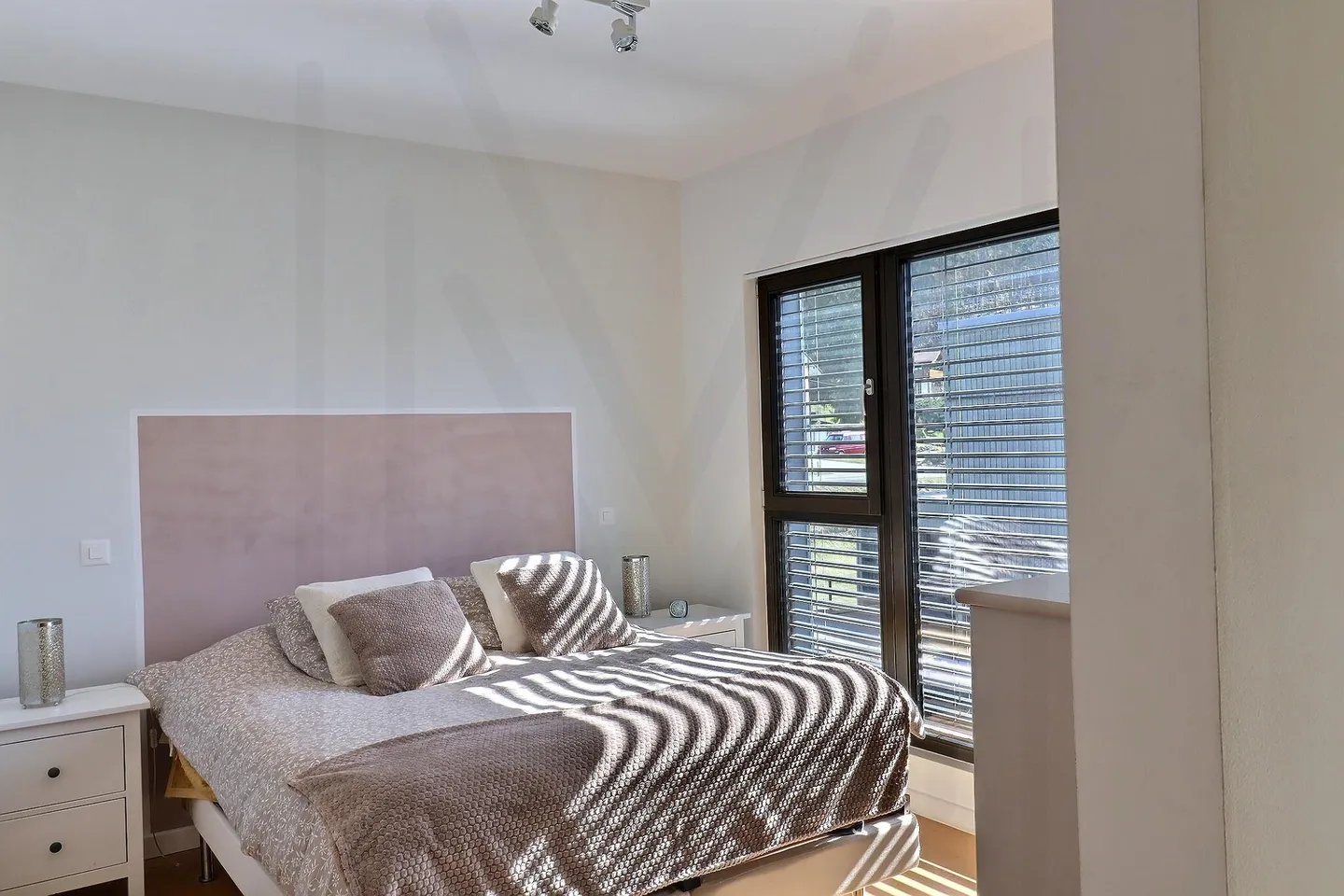 House with 5.5 rooms offering spacious areas and plenty of storage space - Photo 9 of 13