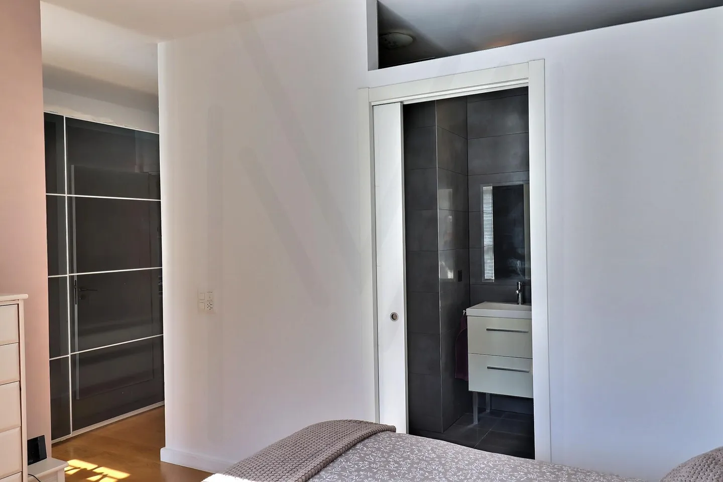 House with 5.5 rooms offering spacious areas and plenty of storage space - Photo 10 of 13