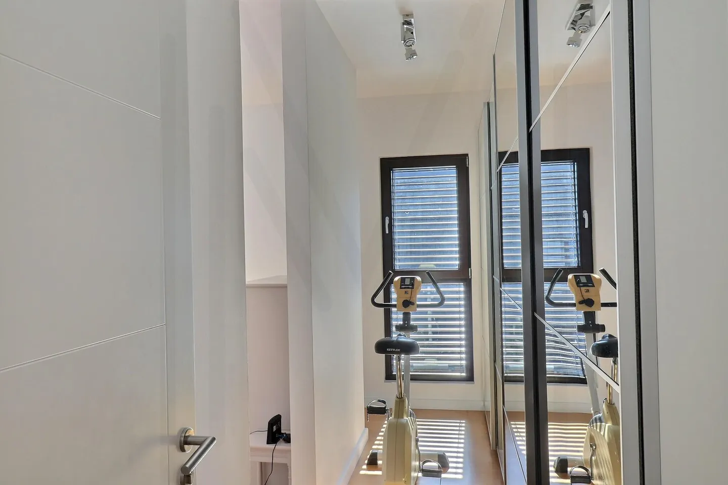 House with 5.5 rooms offering spacious areas and plenty of storage space - Photo 11 of 13