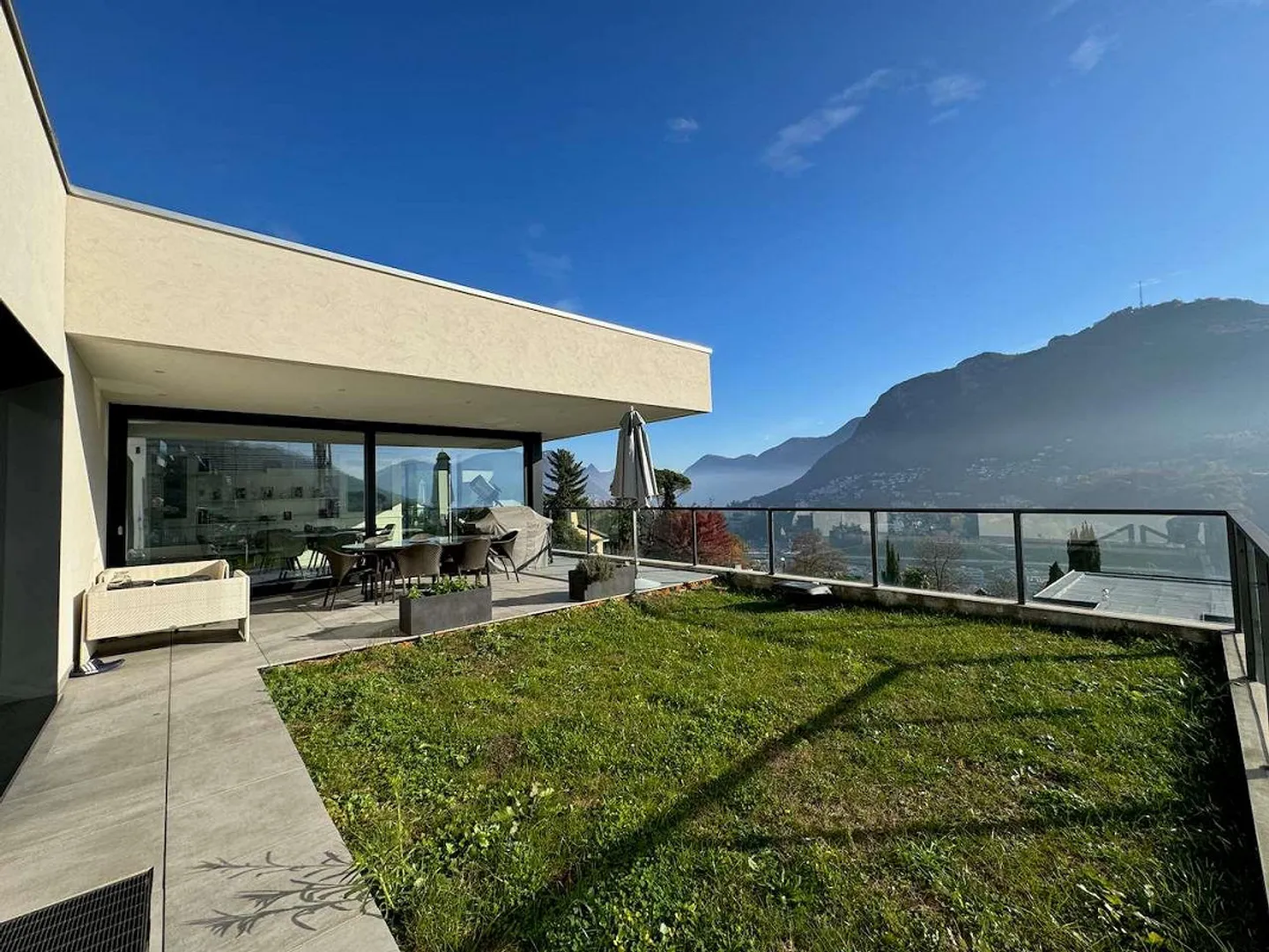 Villa ultramoderna vicino a TASIS - Foto 2 di 13