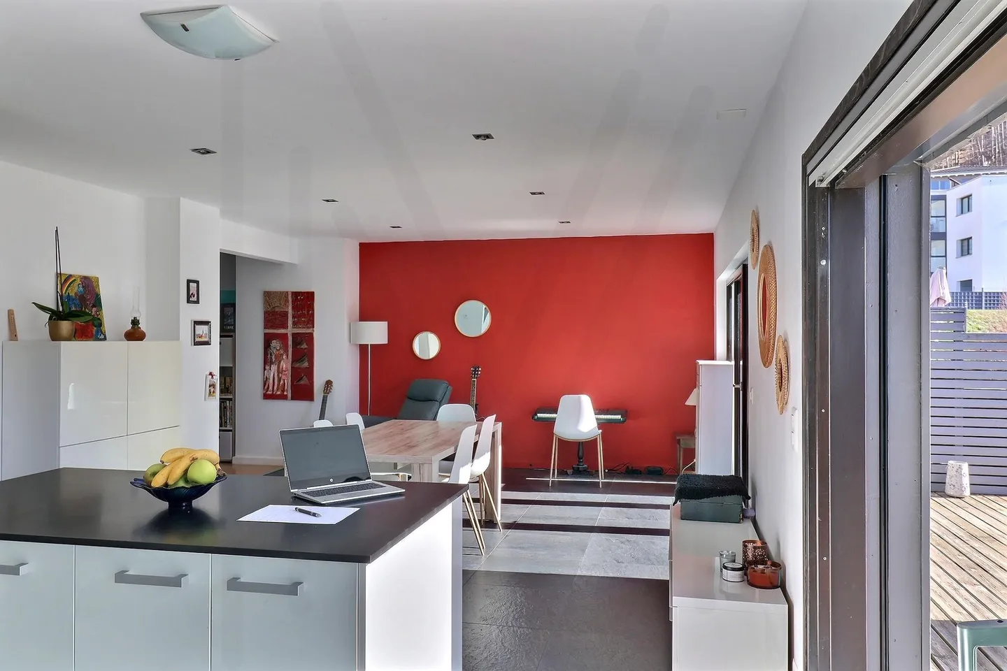 House with 5.5 rooms offering spacious areas and plenty of storage space - Photo 6 of 13