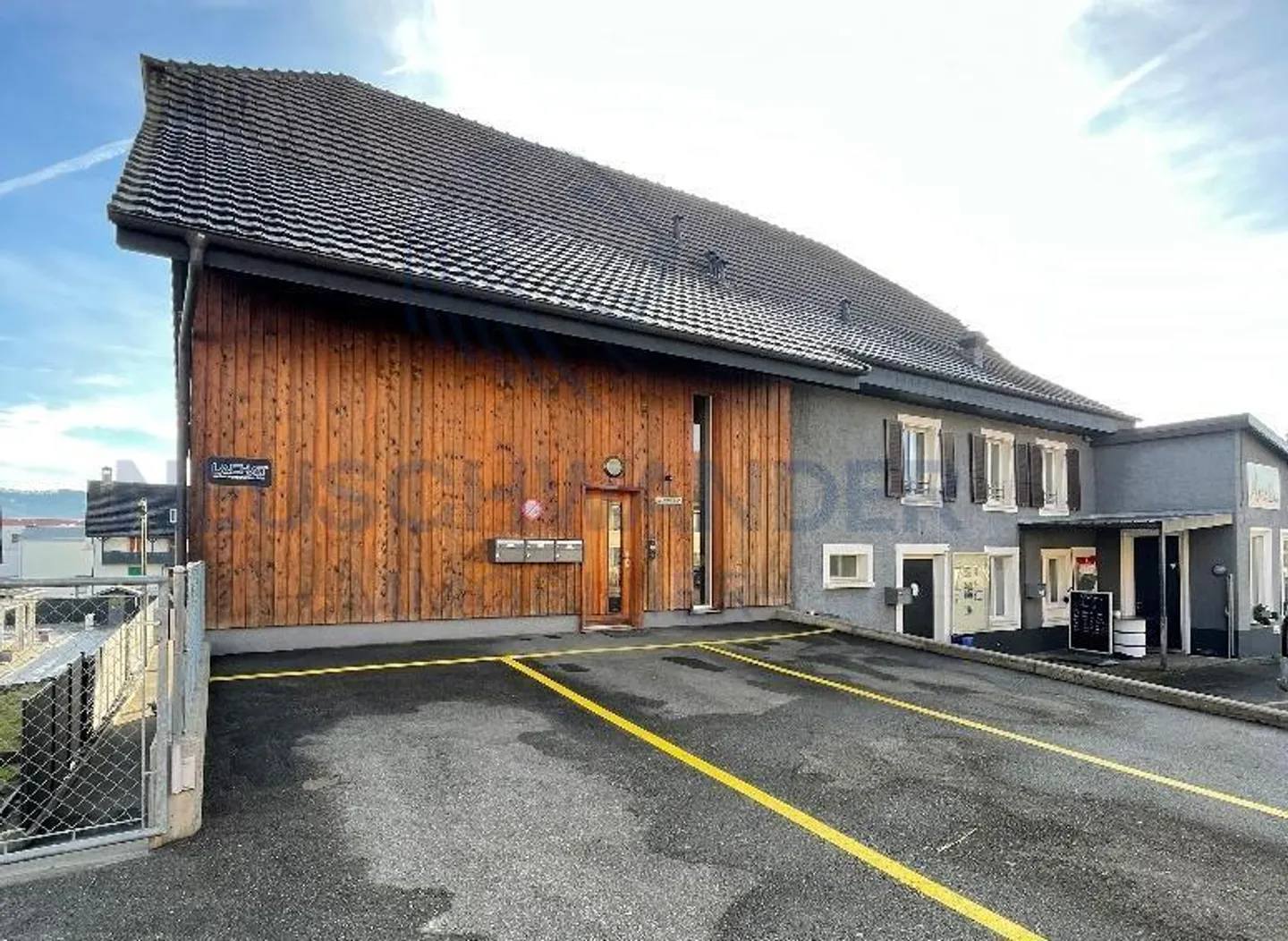 Bellissimo edificio con 4 appartamenti e un bar/ristorante - Foto 3 di 17