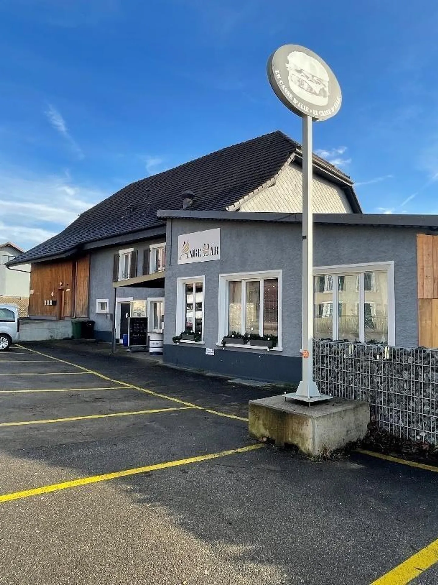 Bellissimo edificio con 4 appartamenti e un bar/ristorante - Foto 4 di 17