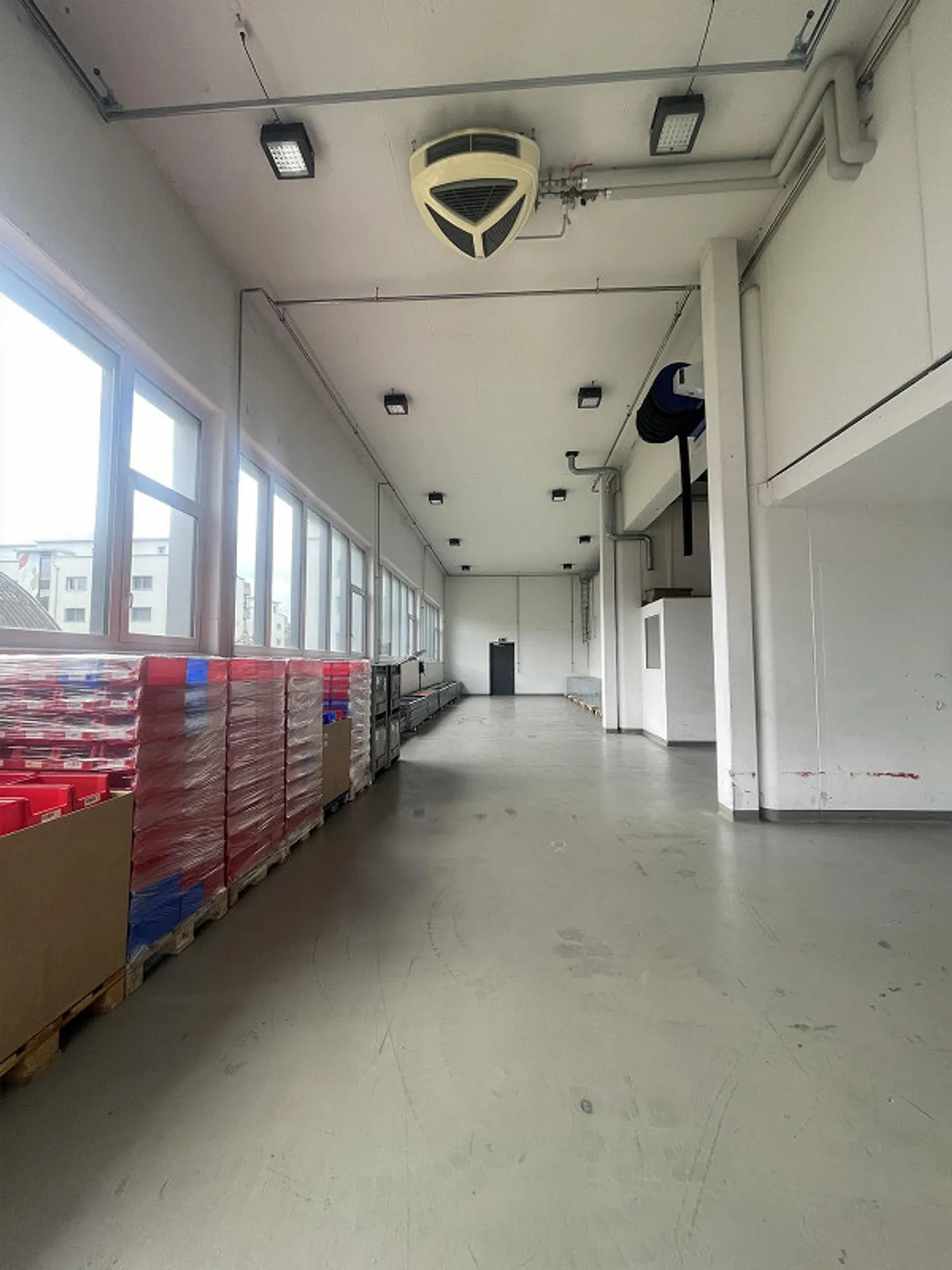 Officina/Magazzino inclusi spazi puliti e uffici su 2 piani - Foto 4 di 19