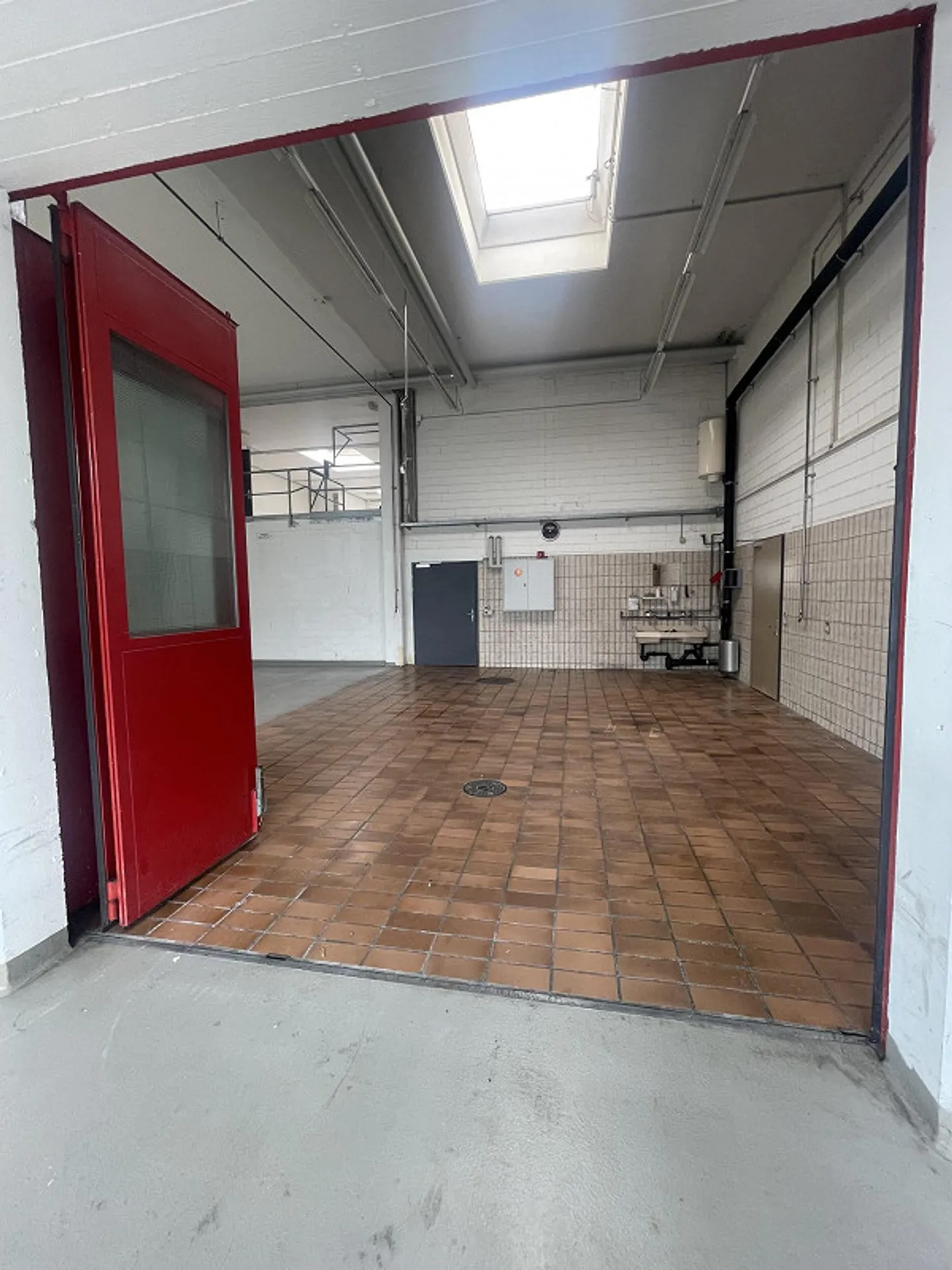 Officina/Magazzino inclusi spazi puliti e uffici su 2 piani - Foto 5 di 19