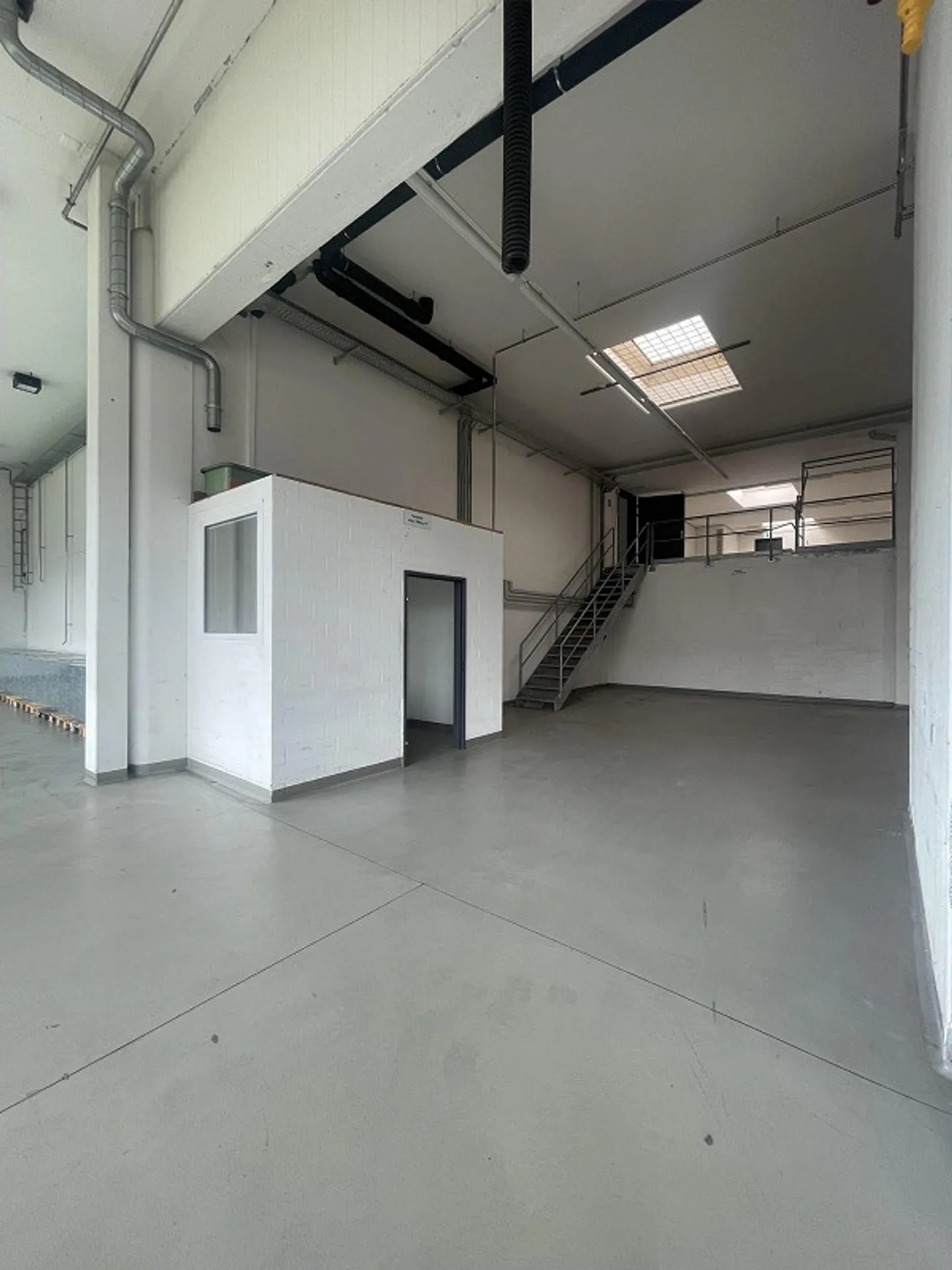 Officina/Magazzino inclusi spazi puliti e uffici su 2 piani - Foto 6 di 19