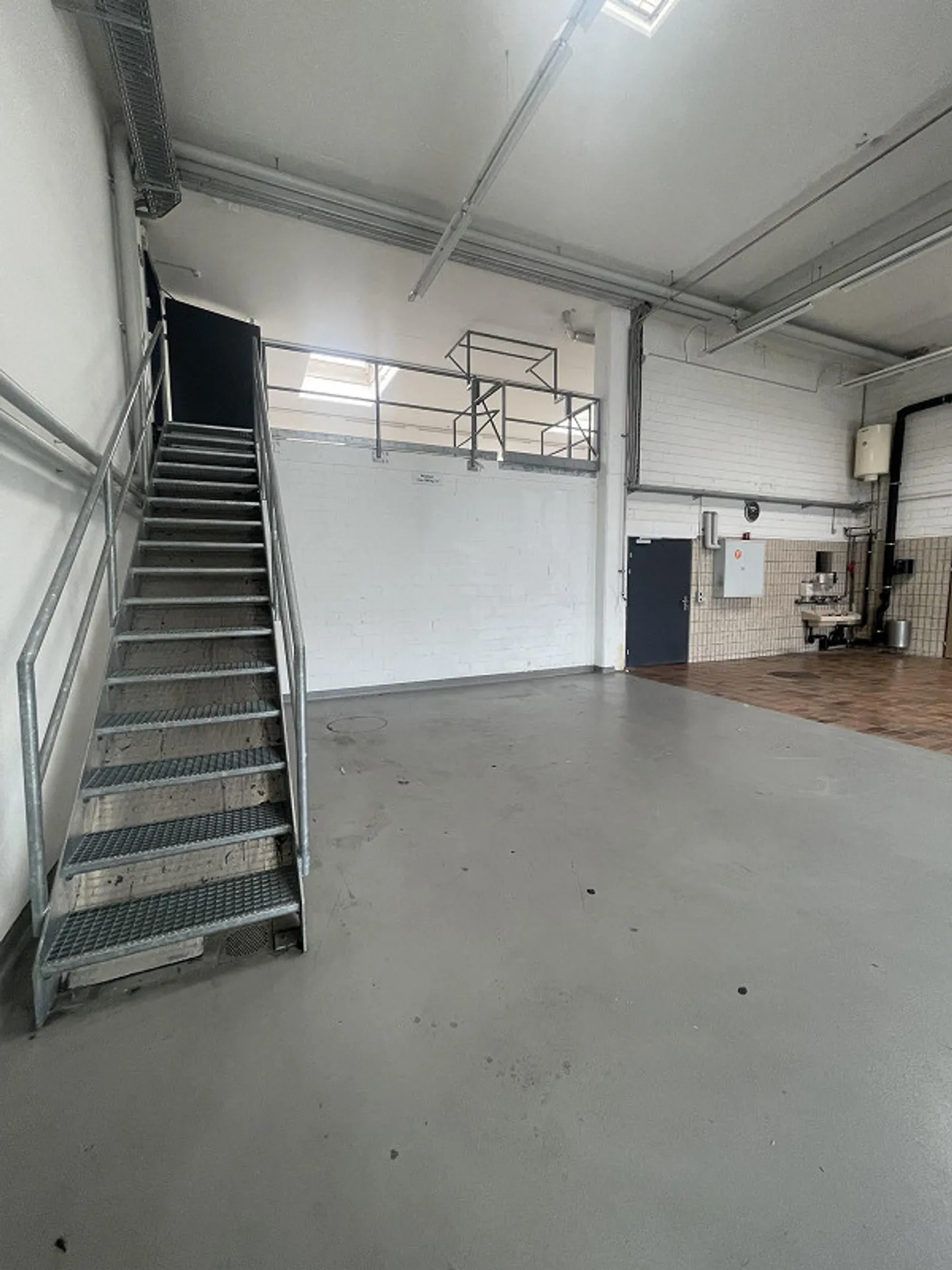 Officina/Magazzino inclusi spazi puliti e uffici su 2 piani - Foto 7 di 19