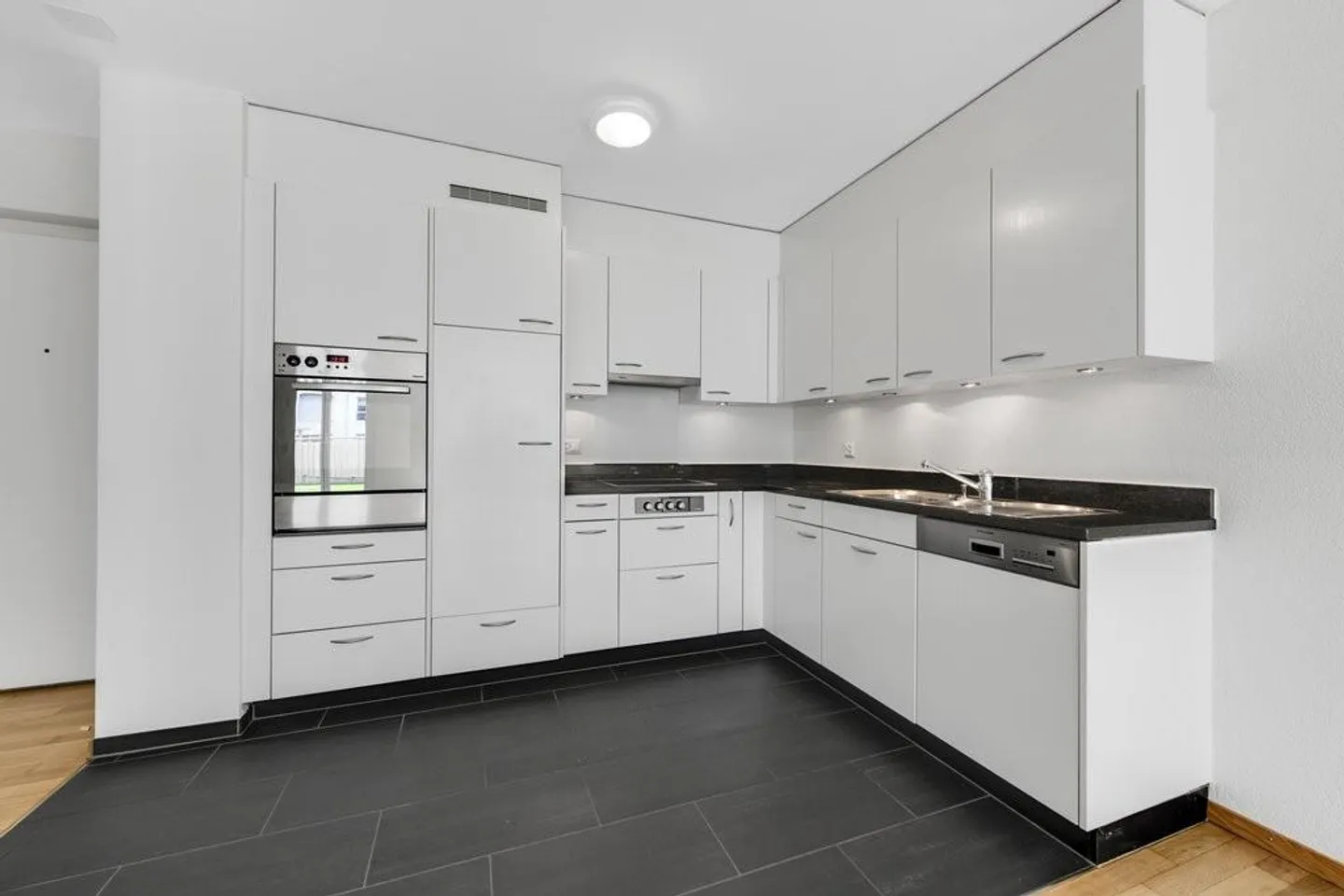 Appartement spacieux et lumineux avec grand balcon ! - Photo 1 sur 7