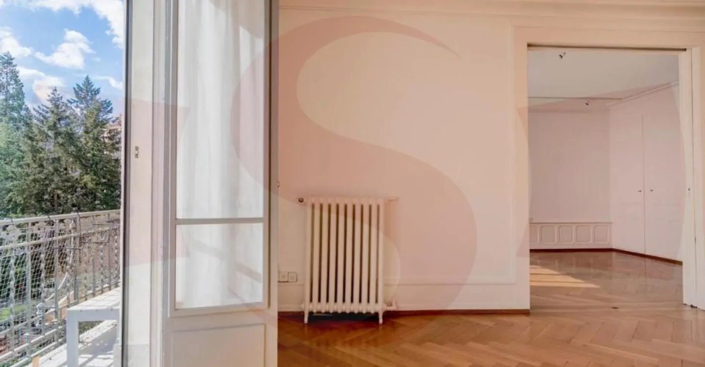 Superb 7-room apartment in an old building - Photo 1 of 10