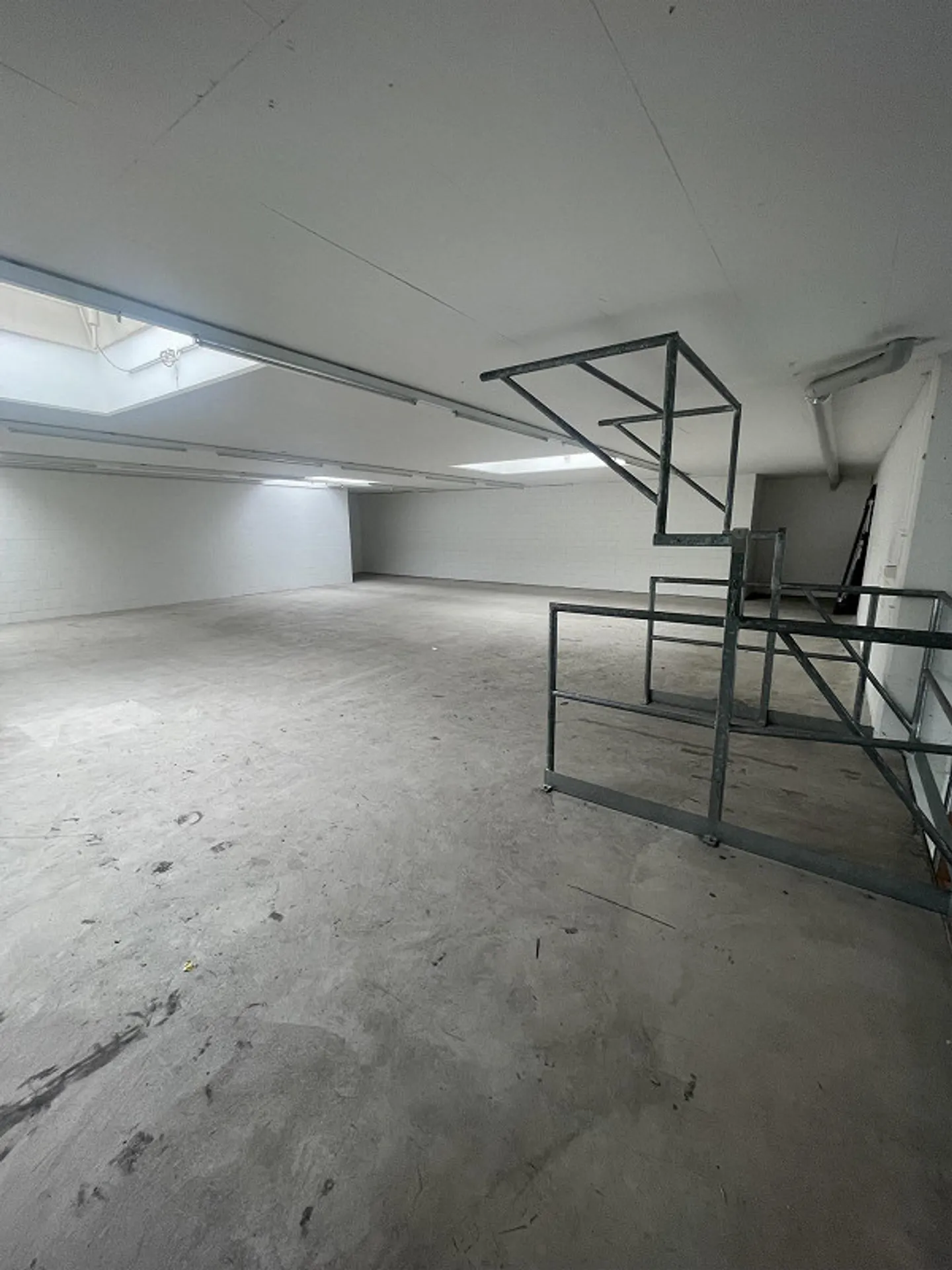Officina/Magazzino inclusi spazi puliti e uffici su 2 piani - Foto 8 di 19