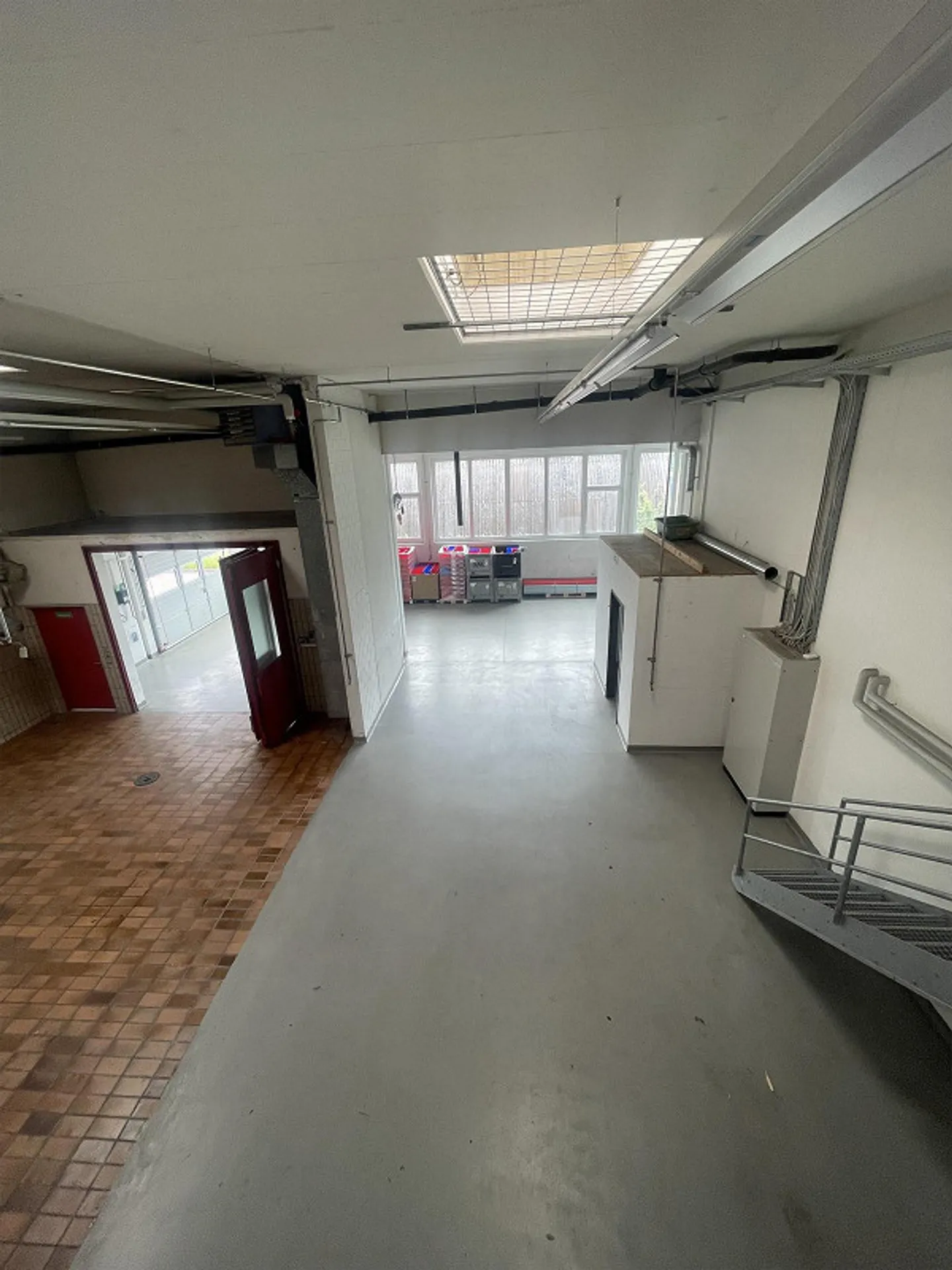 Officina/Magazzino inclusi spazi puliti e uffici su 2 piani - Foto 10 di 19