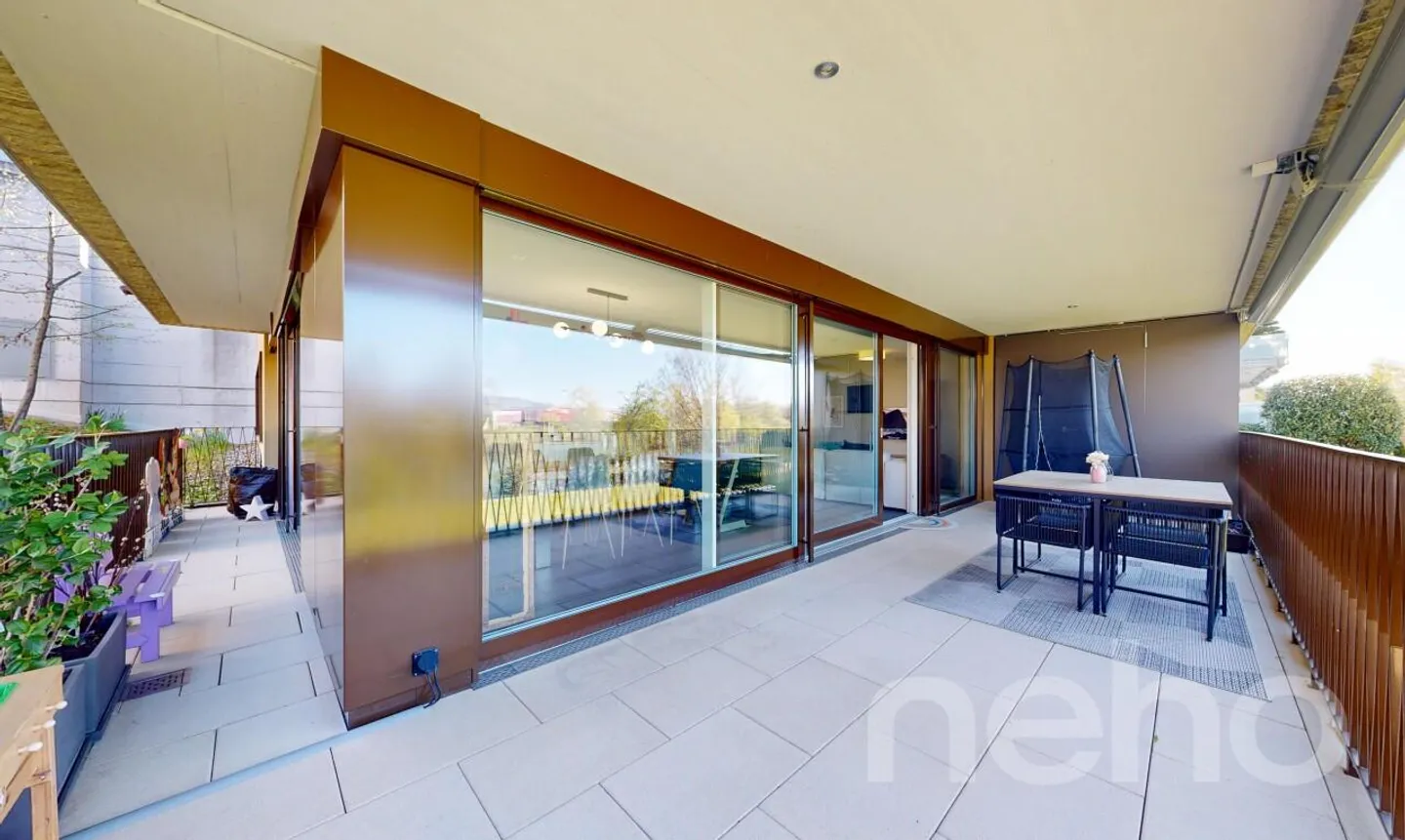 Appartamento con Terrazza Spaziosa Direttamente sulla Limmat - Foto 3 di 11