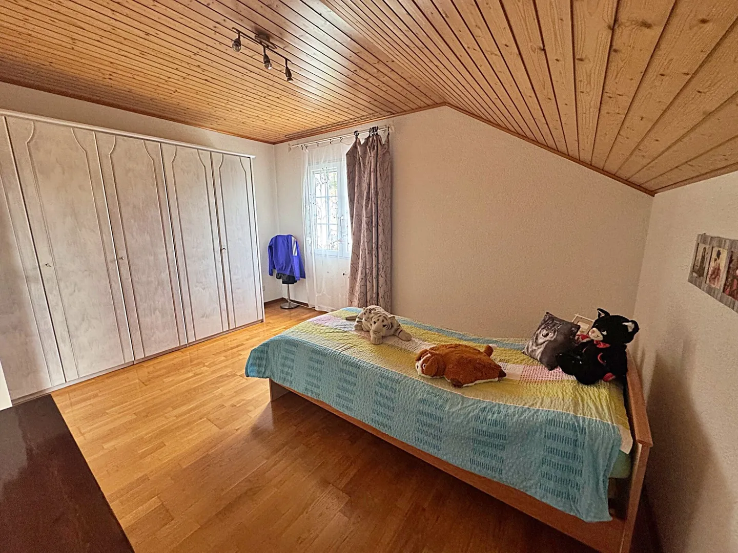 «Wunderschöne freistehende Villa mit großem Garten in einem Wohnviertel» - Foto 15 von 23