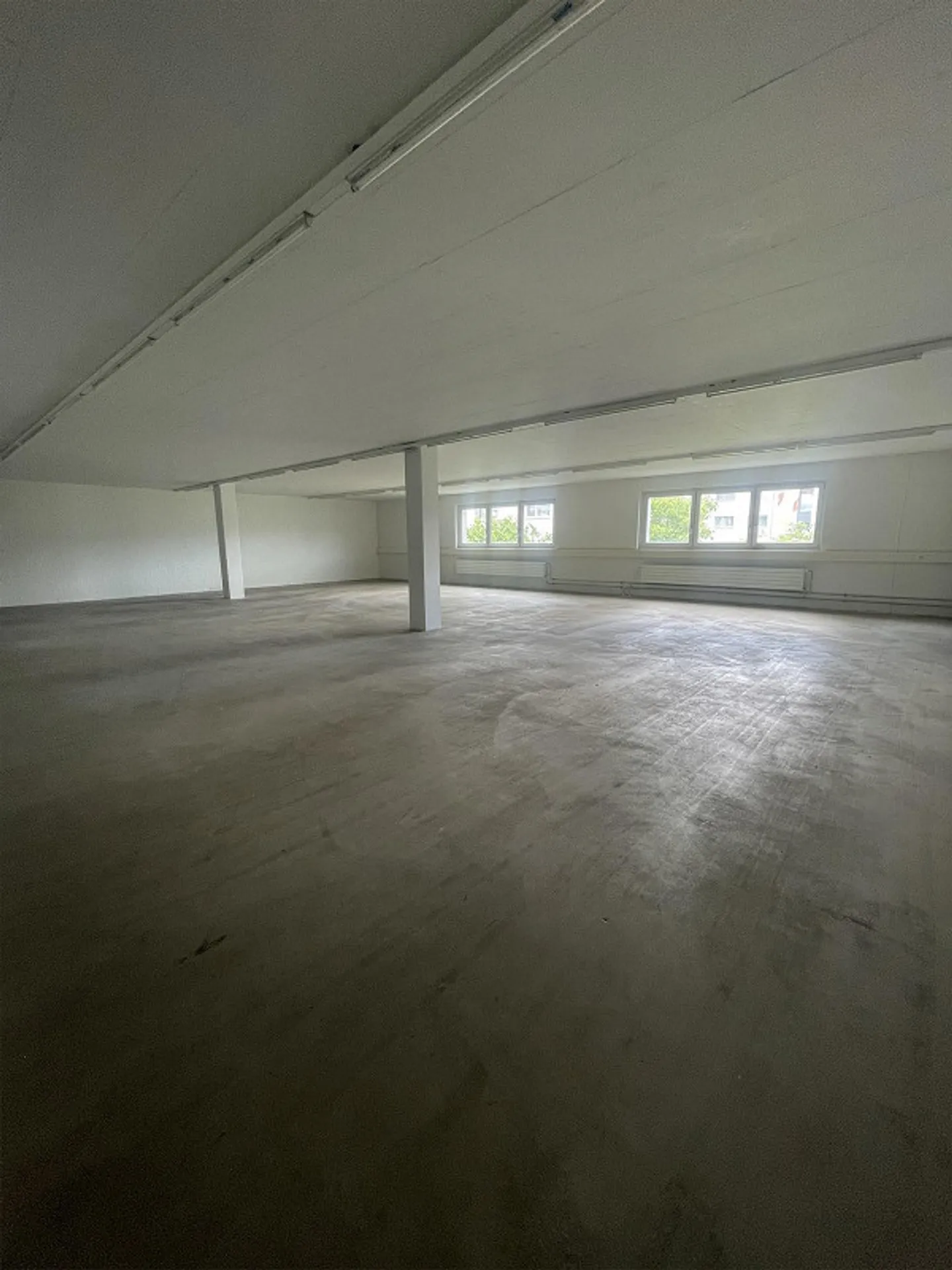 Officina/Magazzino inclusi spazi puliti e uffici su 2 piani - Foto 11 di 19