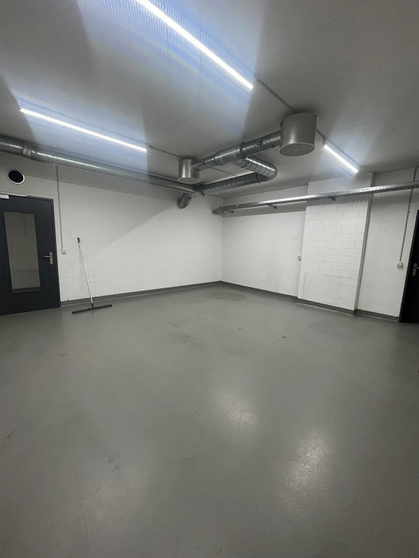 Officina/Magazzino inclusi spazi puliti e uffici su 2 piani - Foto 14 di 19