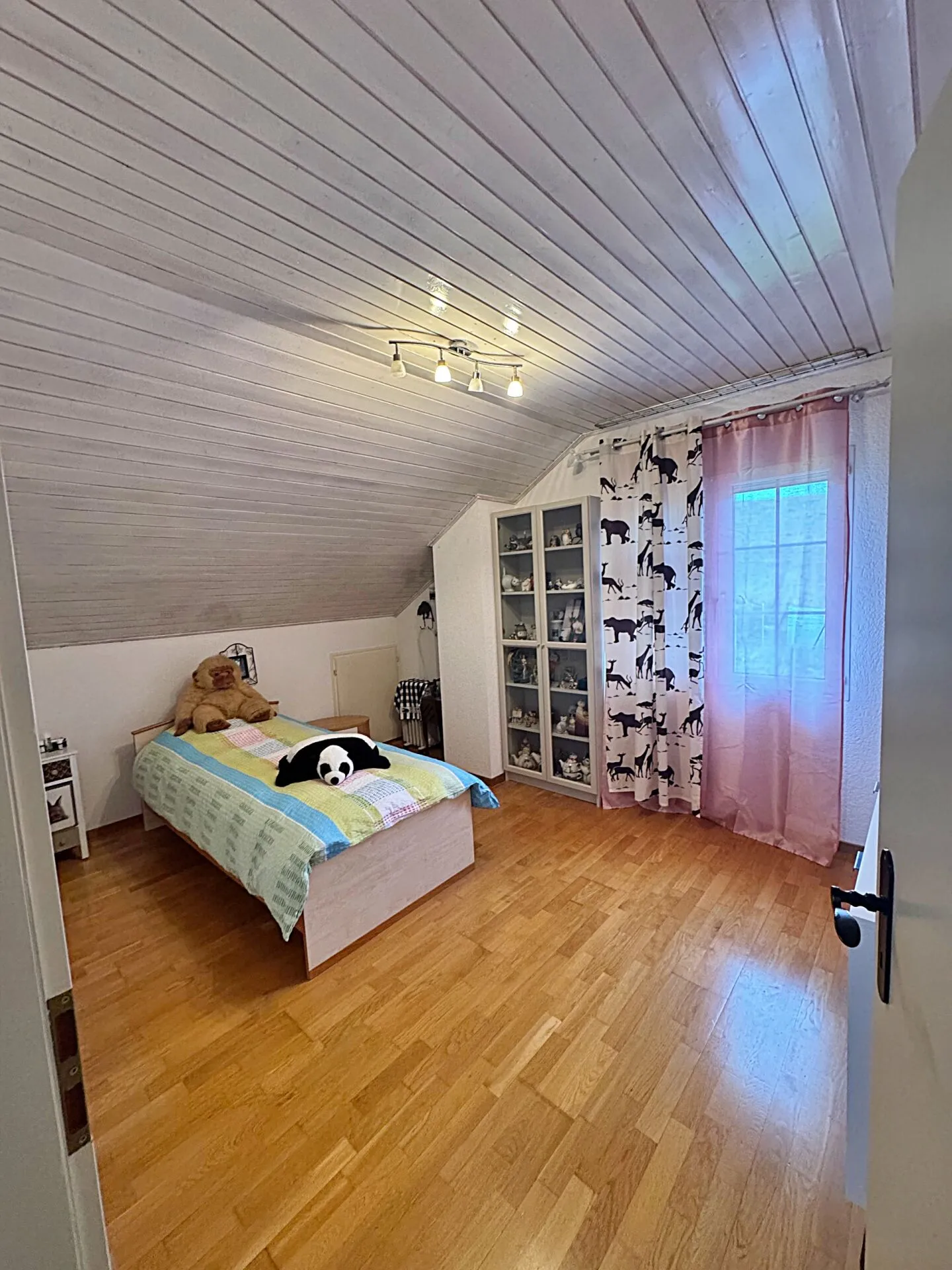 «Wunderschöne freistehende Villa mit großem Garten in einem Wohnviertel» - Foto 18 von 23