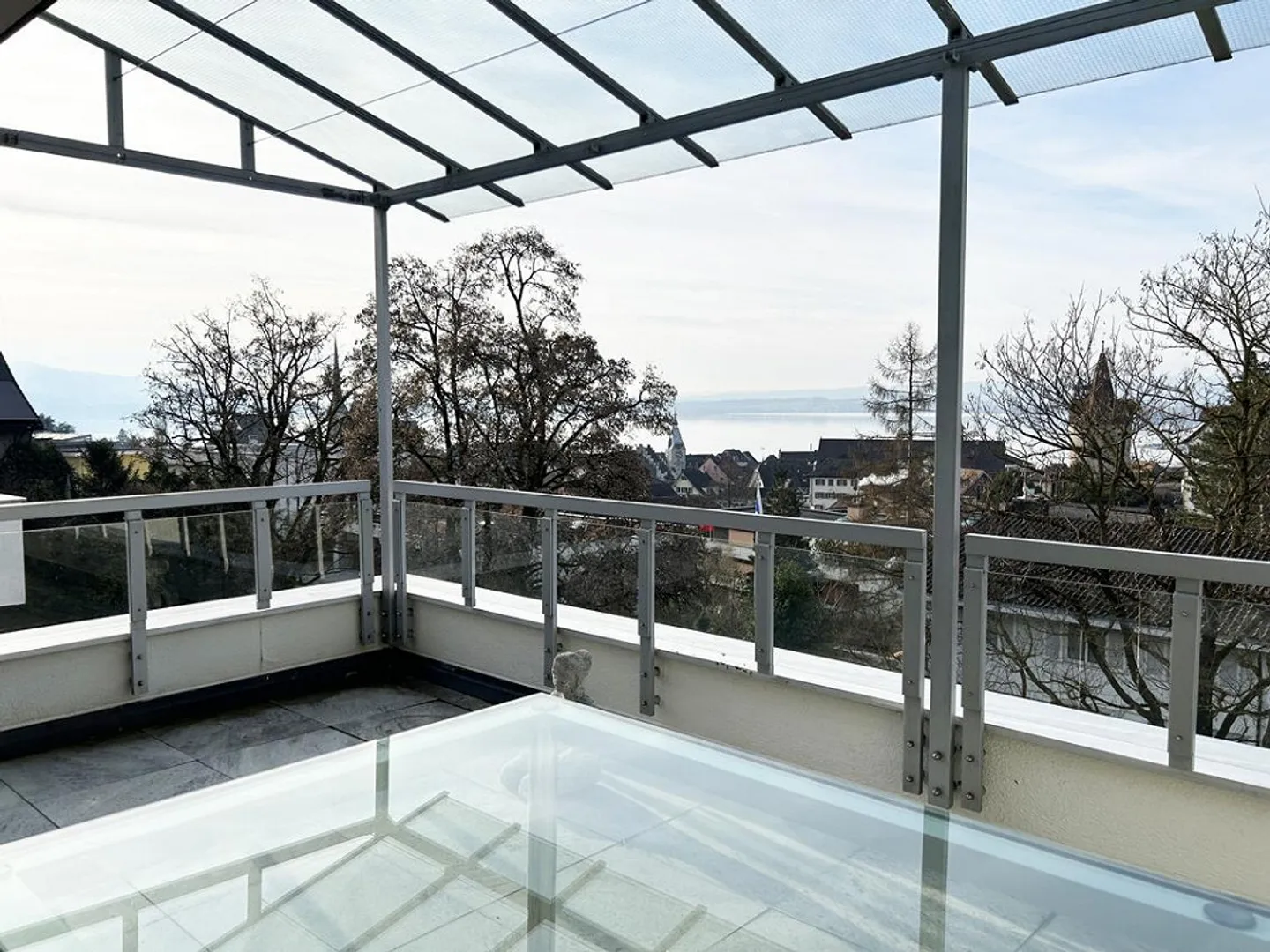 Appartamento attraente di 3,5 stanze con vista lago e giardino privato - Foto 2 di 6