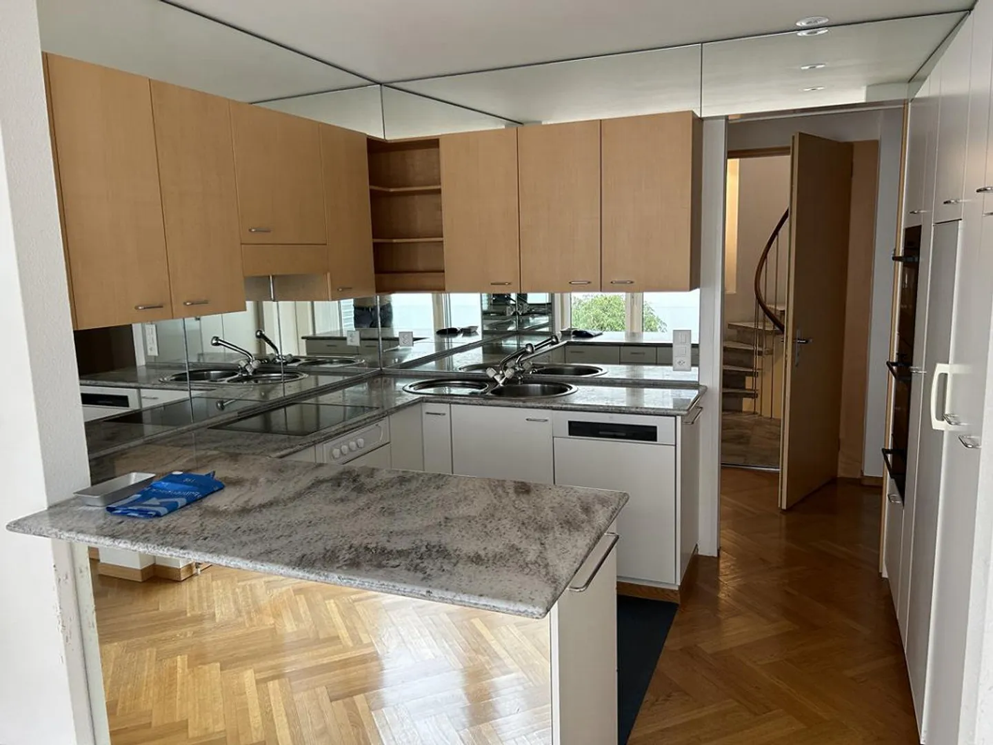 Appartamento attraente di 3,5 stanze con vista lago e giardino privato - Foto 3 di 6