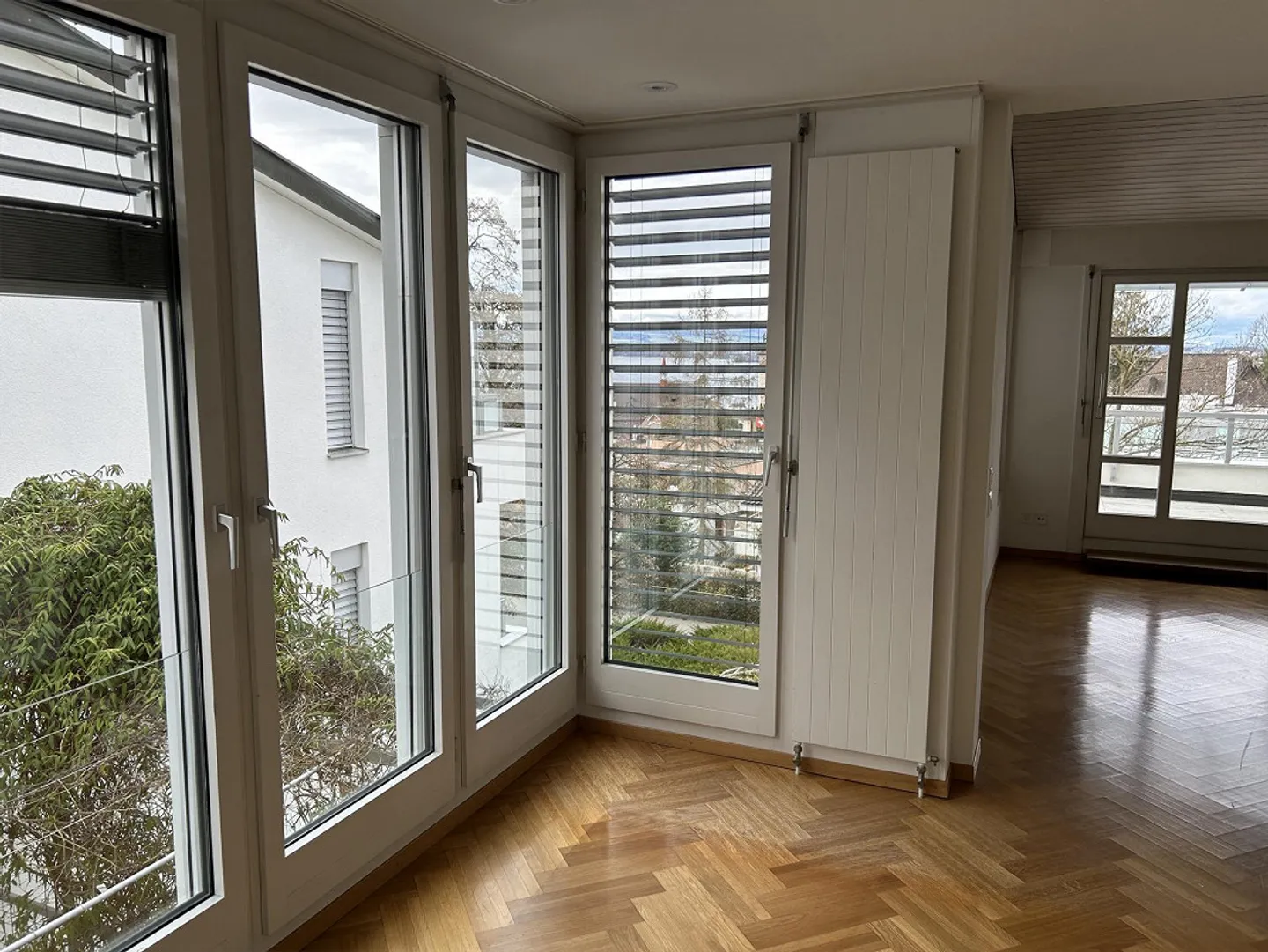 Appartamento attraente di 3,5 stanze con vista lago e giardino privato - Foto 4 di 6