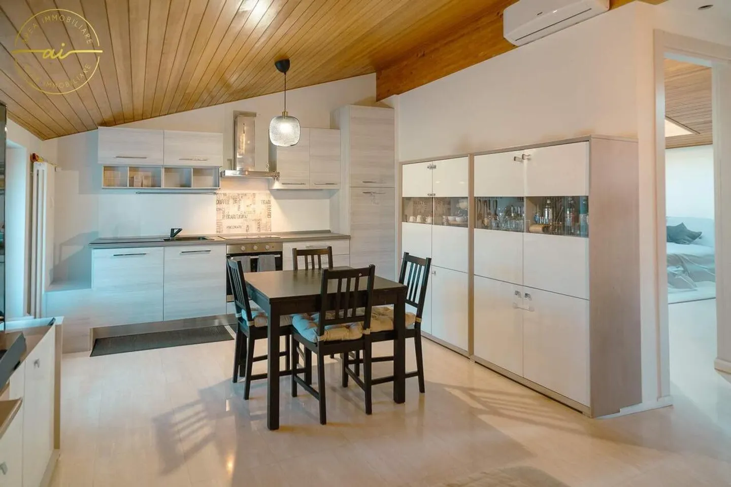 DACHGESCHOSSWOHNUNG 2.5 ZIMMER MIT GROSSER TERRASSE - Foto 3 von 11