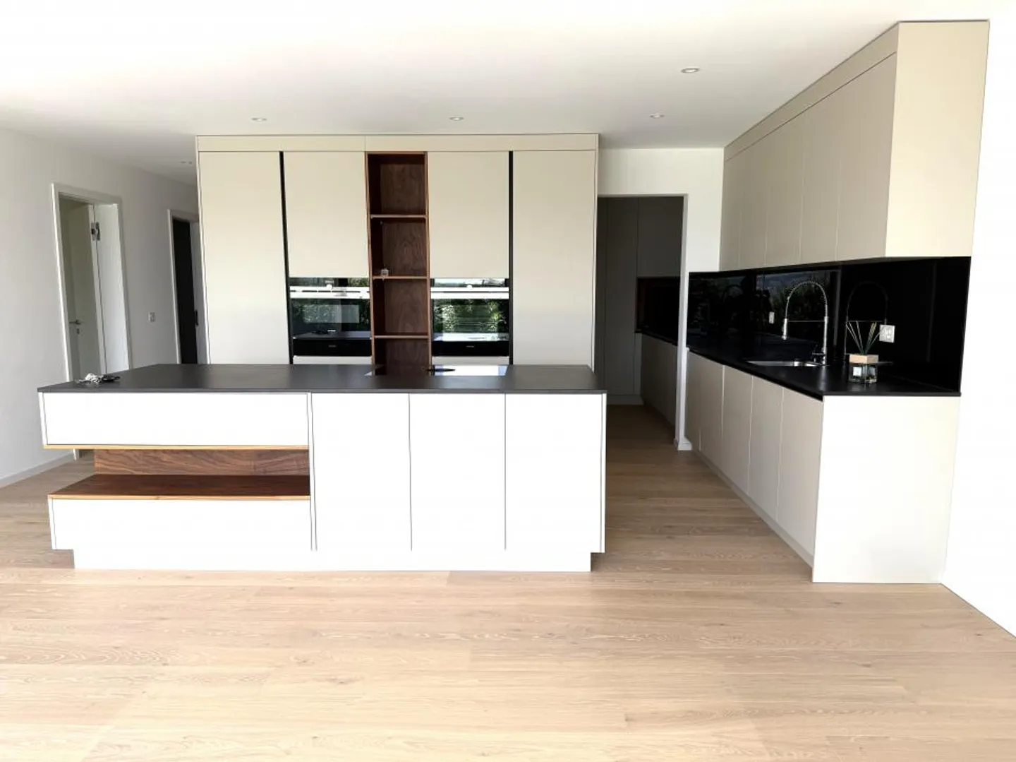 Grande appartamento di lusso, discreto, come nuovo, con vista sul Moléson, prato e terrazza. - Foto 10 di 11