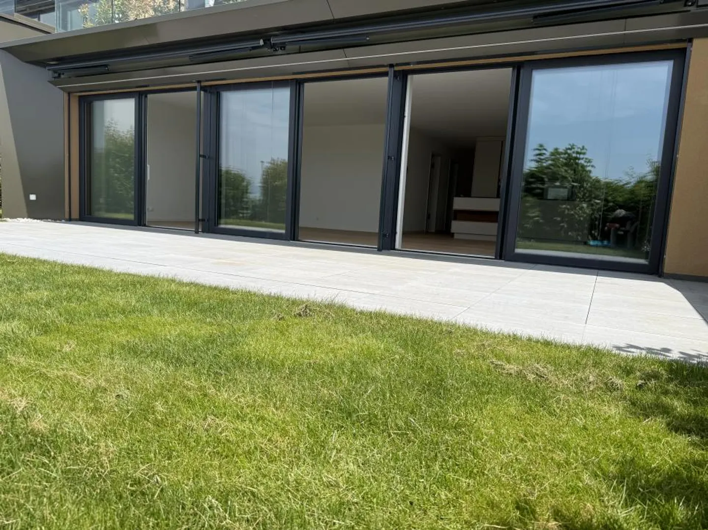 Grande appartamento di lusso, discreto, come nuovo, con vista sul Moléson, prato e terrazza. - Foto 3 di 11