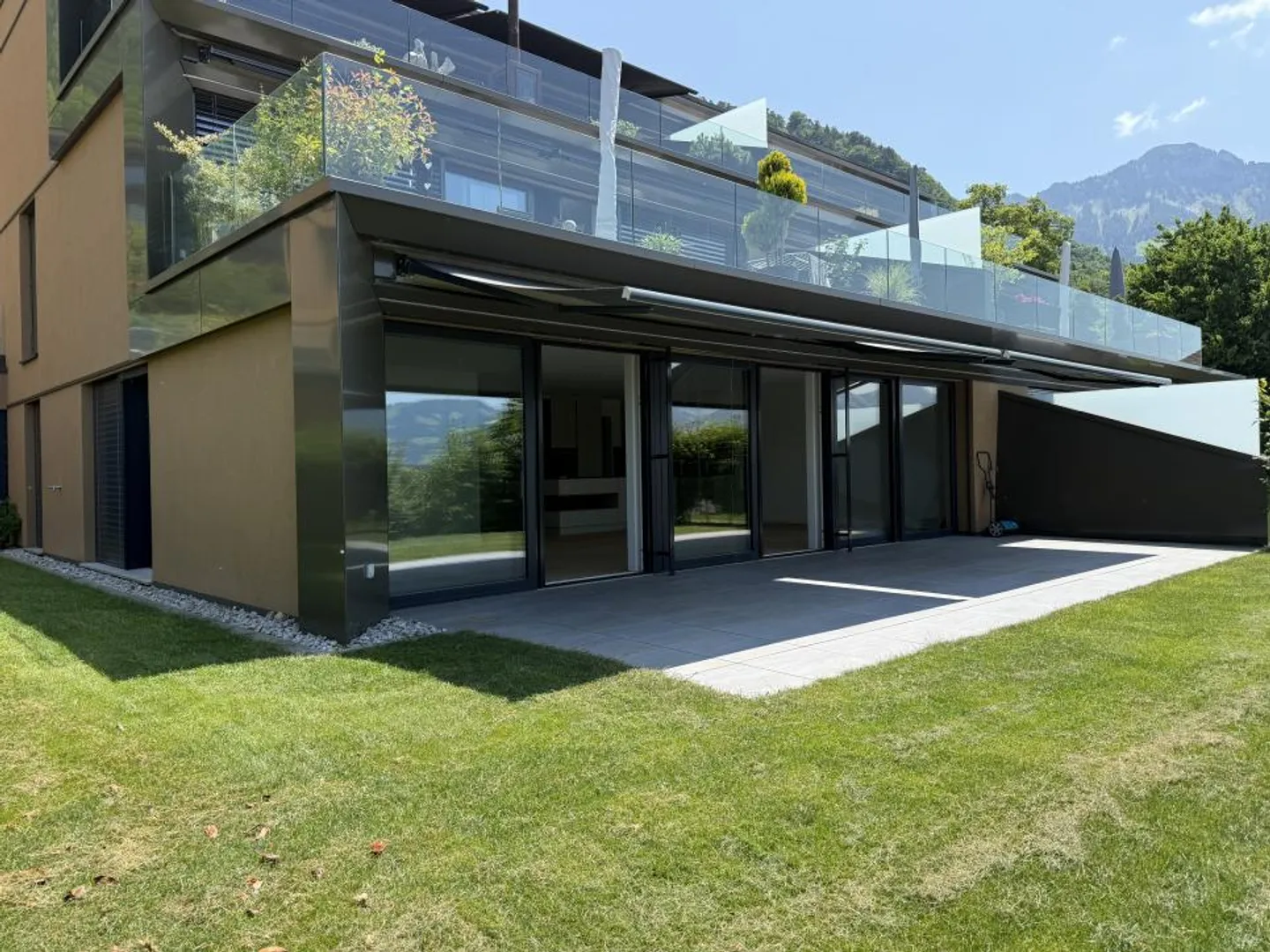 Grande appartamento di lusso, discreto, come nuovo, con vista sul Moléson, prato e terrazza. - Foto 1 di 11