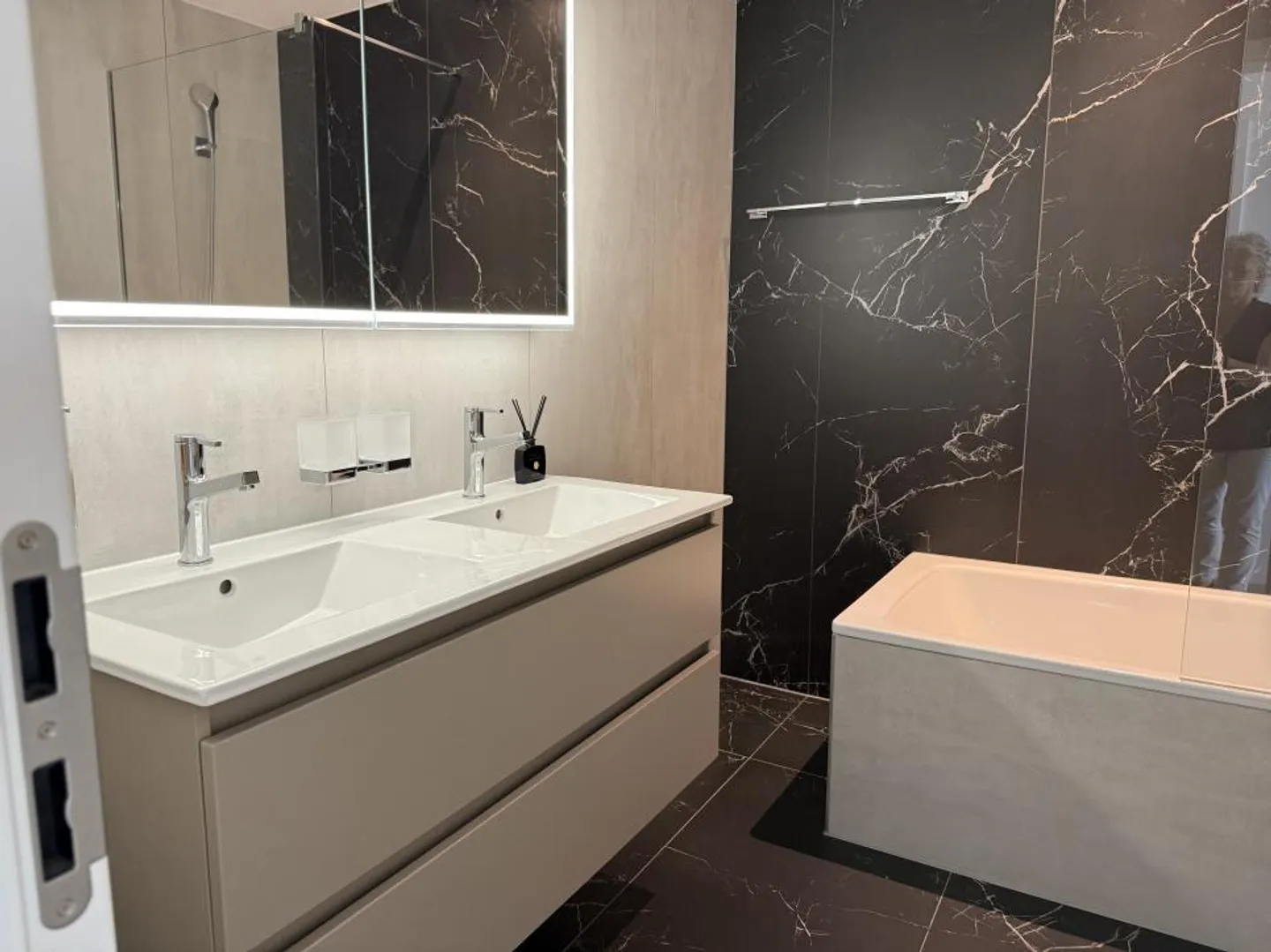 Grande appartamento di lusso, discreto, come nuovo, con vista sul Moléson, prato e terrazza. - Foto 6 di 11