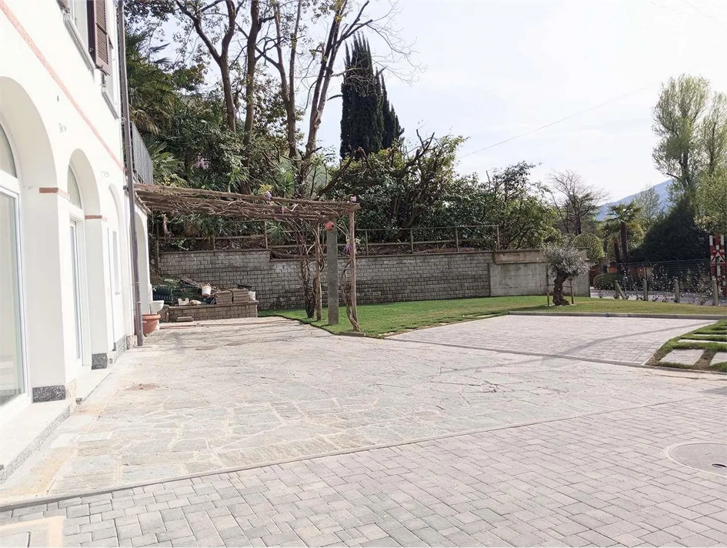 Figino - Elegant 3.5-room apartment with private garden and open view of the surrounding area - Photo 10 of 11