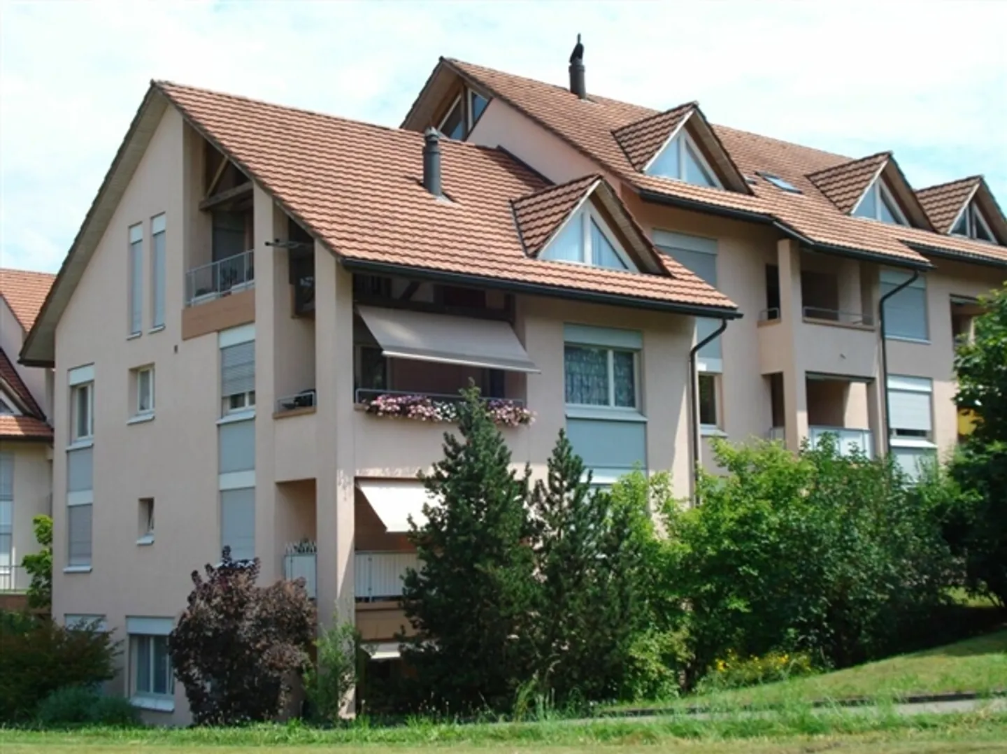 Outdoor parking spaces for rent - Photo 3 of 3