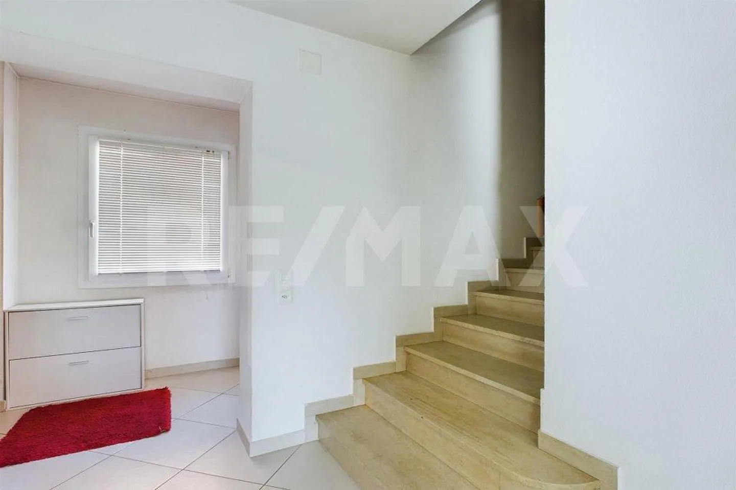 Villa mit großem Garten, Parkplätzen und Garage - Foto 8 von 12