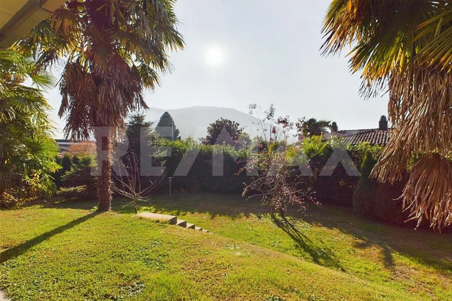 Villa mit großem Garten, Parkplätzen und Garage - Foto 11 von 12