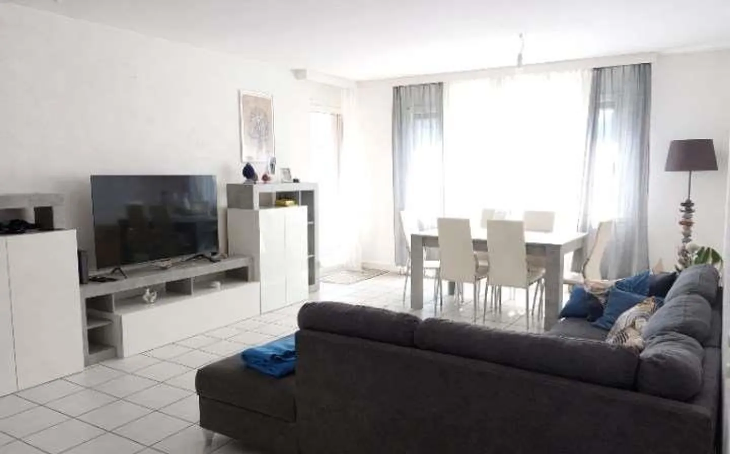 Appartement lumineux de 4,5 pièces dans un quartier résidentiel calme - Photo 3 sur 13