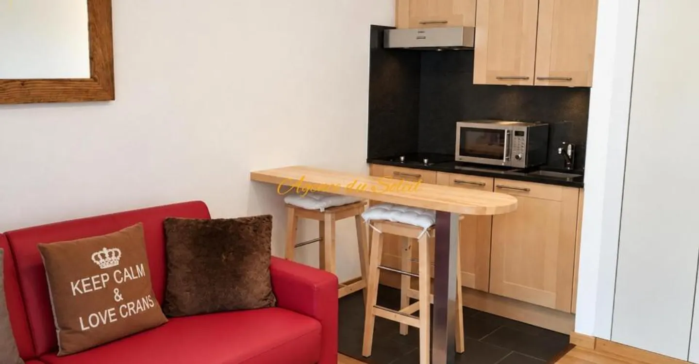 Adorable renovated pied-à-terre in the heart of Crans with a beautiful unobstructed view! - Photo 3 of 6