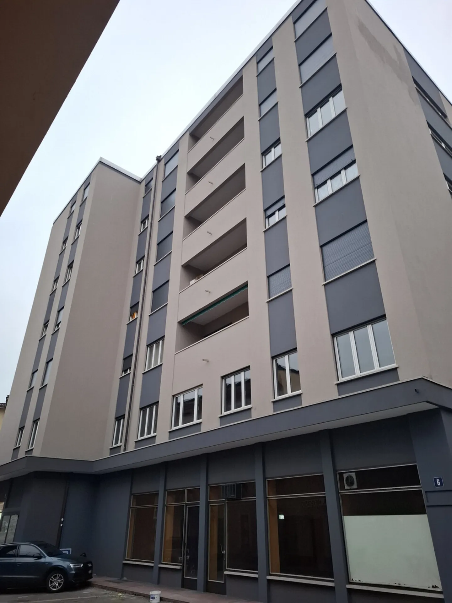 SPAZIO COMMERCIALE CON VETRINA IN CENTRO A CHIASSO - Foto 4 di 4